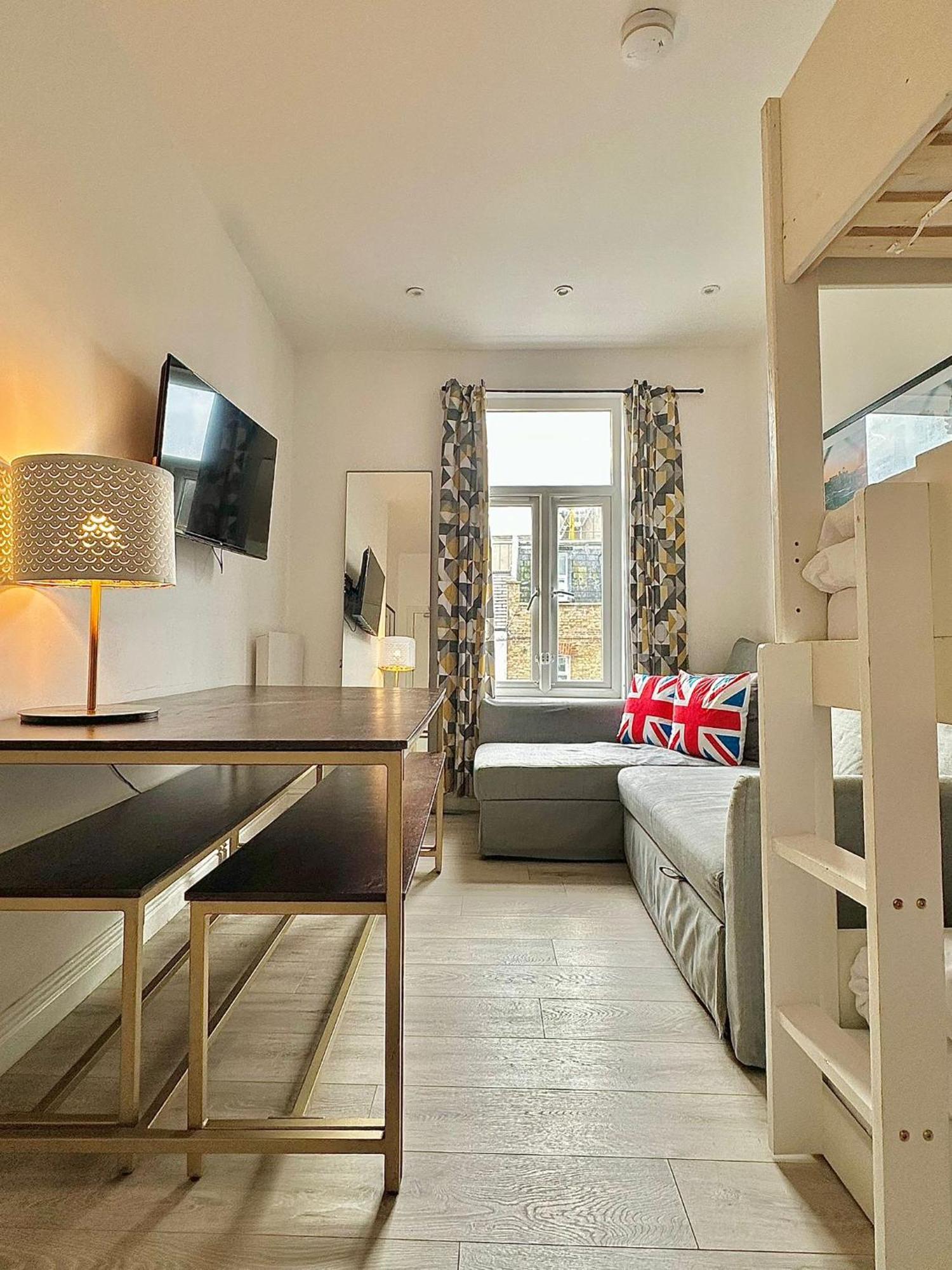 Flat A Garrat Lane * London