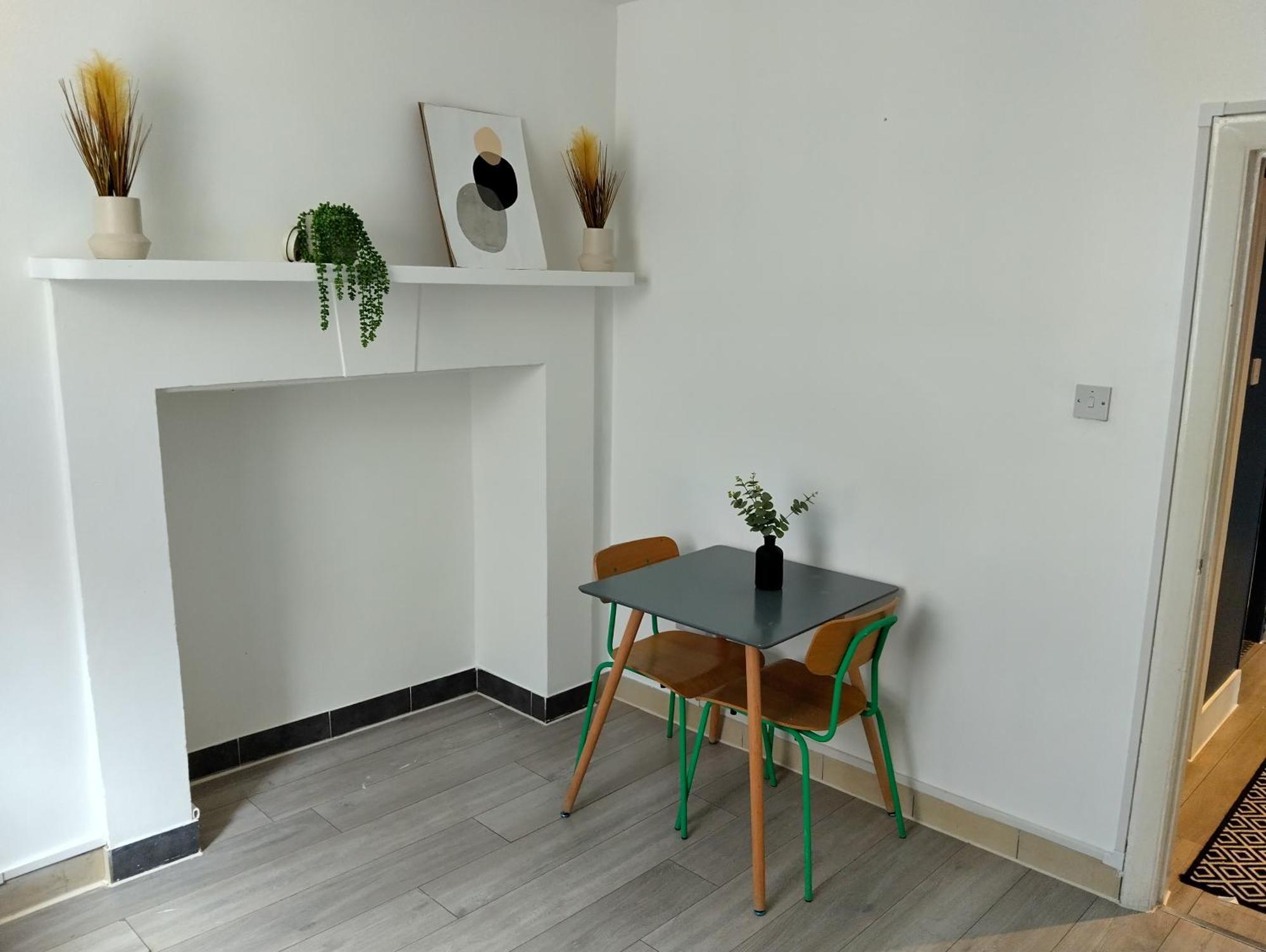 Spacious 5-bedroom, 4-bathroom In Central Zone 1 Leilighet