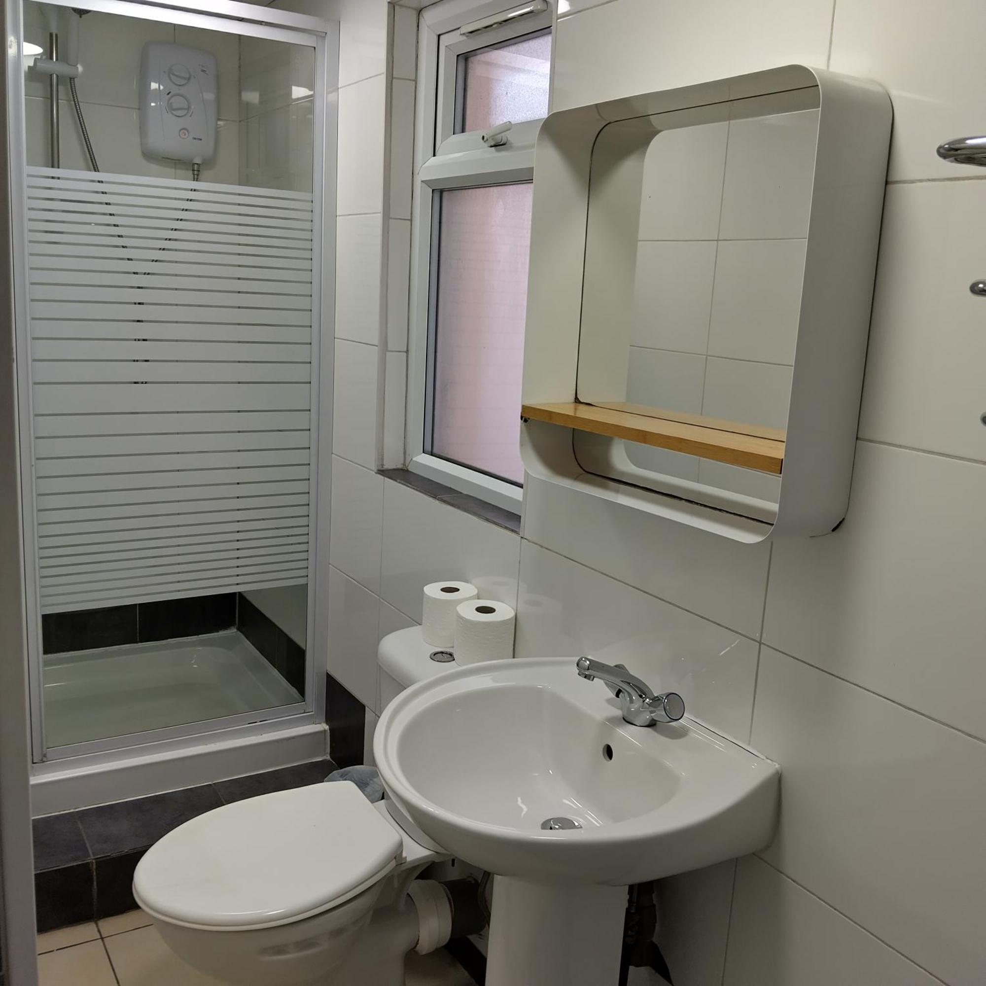 Spacious 5-bedroom, 4-bathroom In Central Zone 1 Leilighet