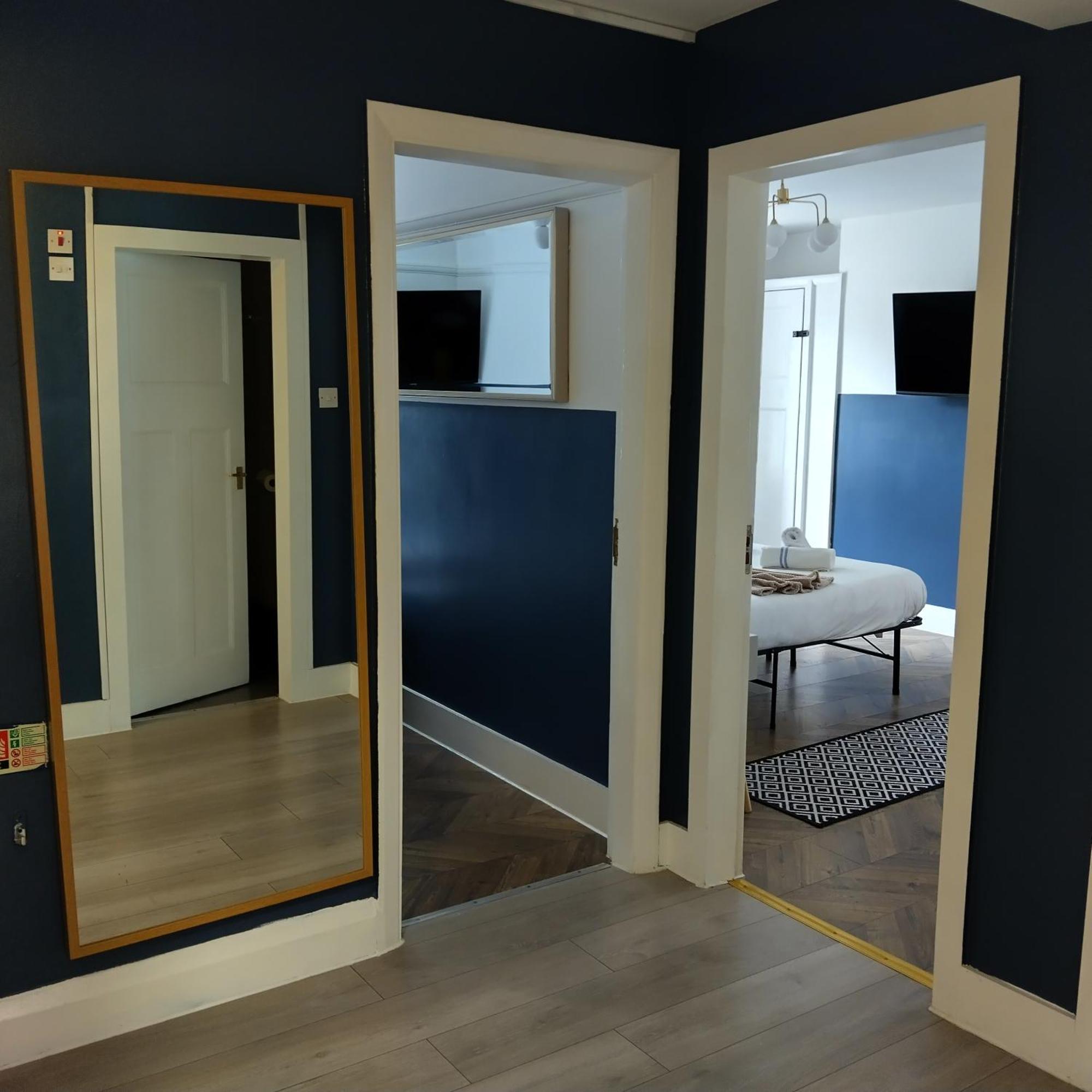 Spacious 5-bedroom, 4-bathroom In Central Zone 1 Leilighet London