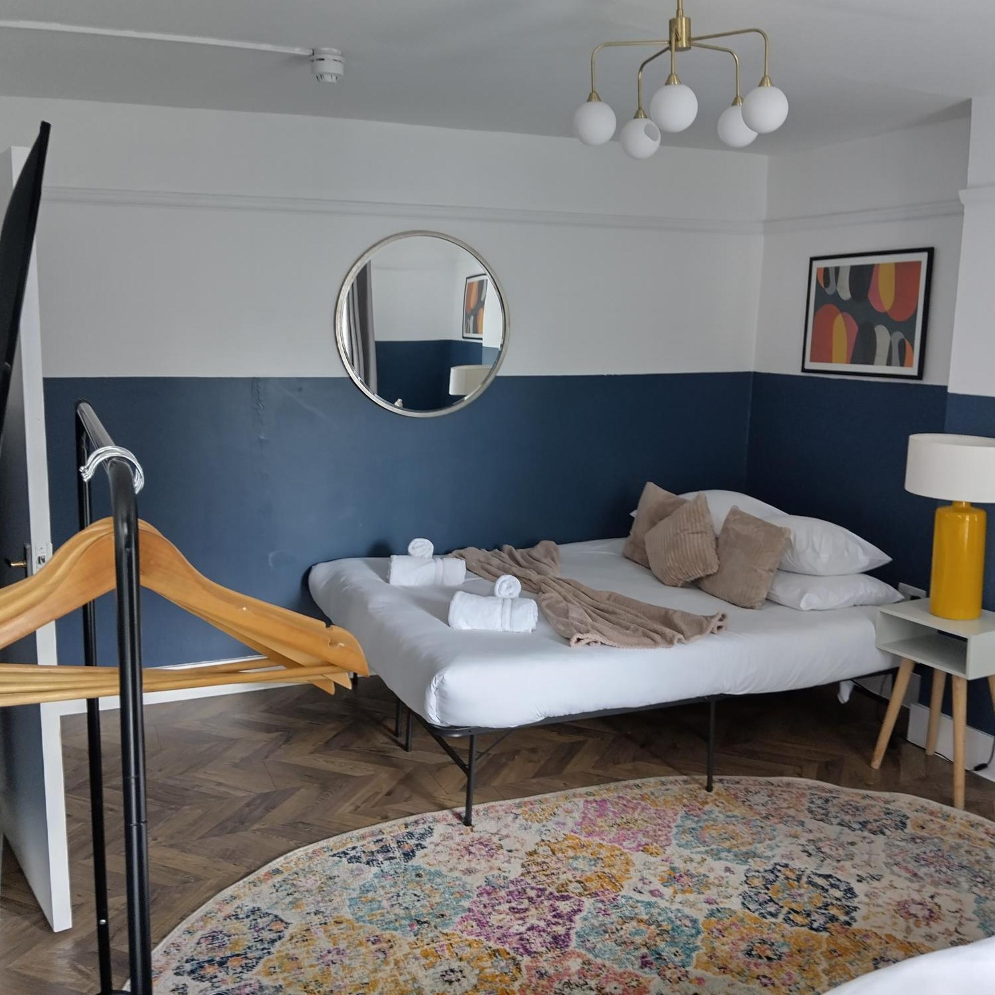 Spacious 5-bedroom, 4-bathroom In Central Zone 1 Leilighet