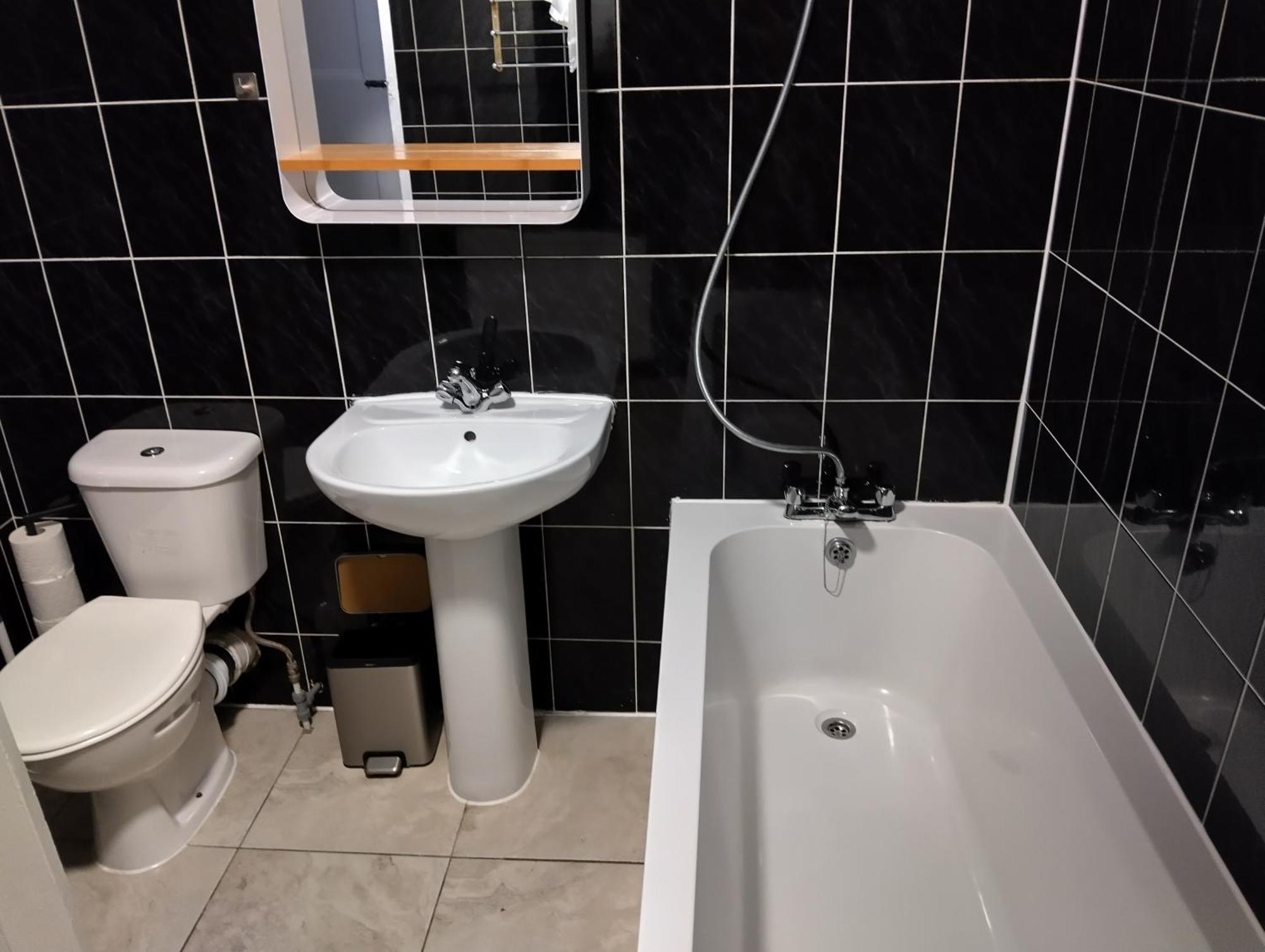 Spacious 5-bedroom, 4-bathroom In Central Zone 1 *