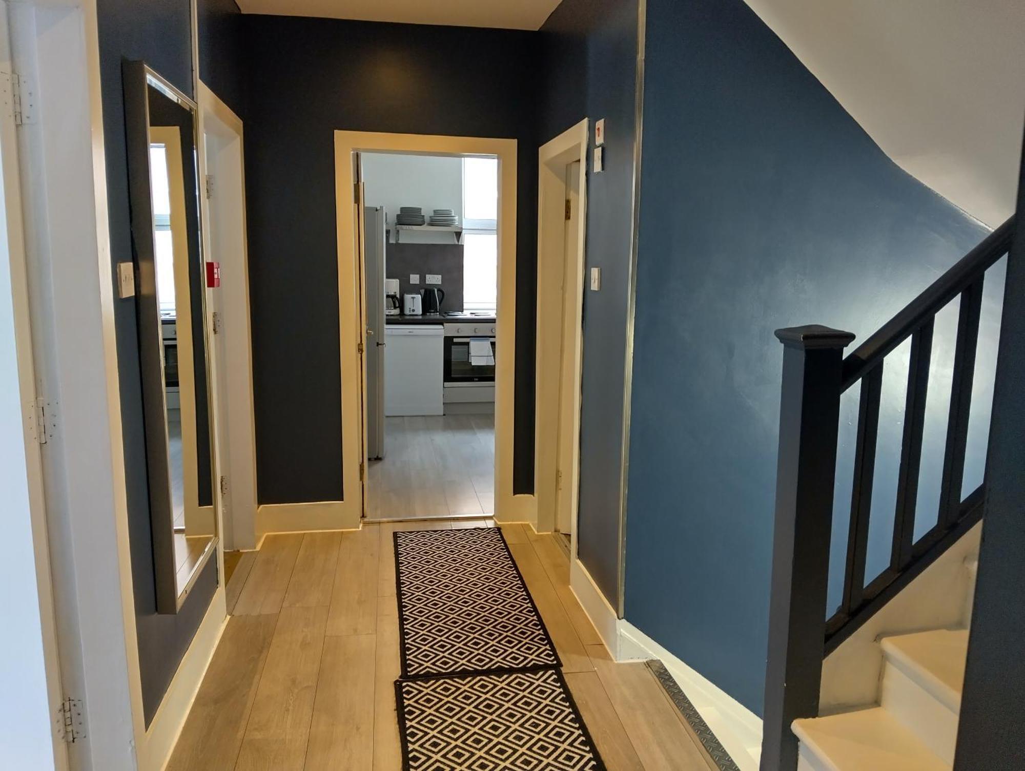 Spacious 5-bedroom, 4-bathroom In Central Zone 1 Leilighet *