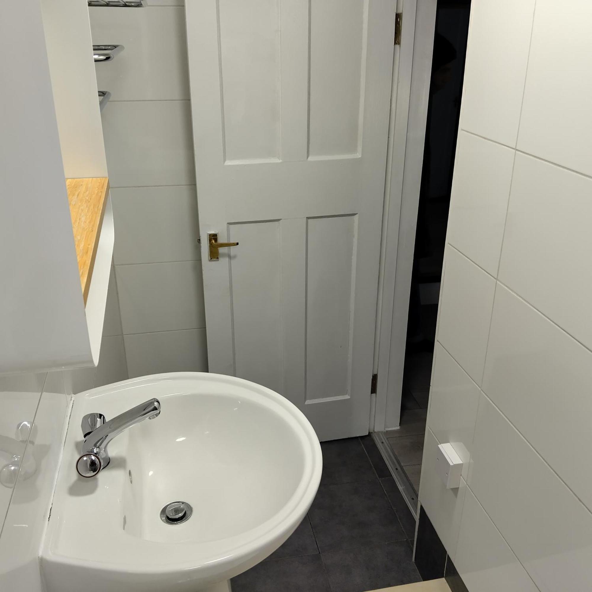 Spacious 5-bedroom, 4-bathroom In Central Zone 1 Leilighet *