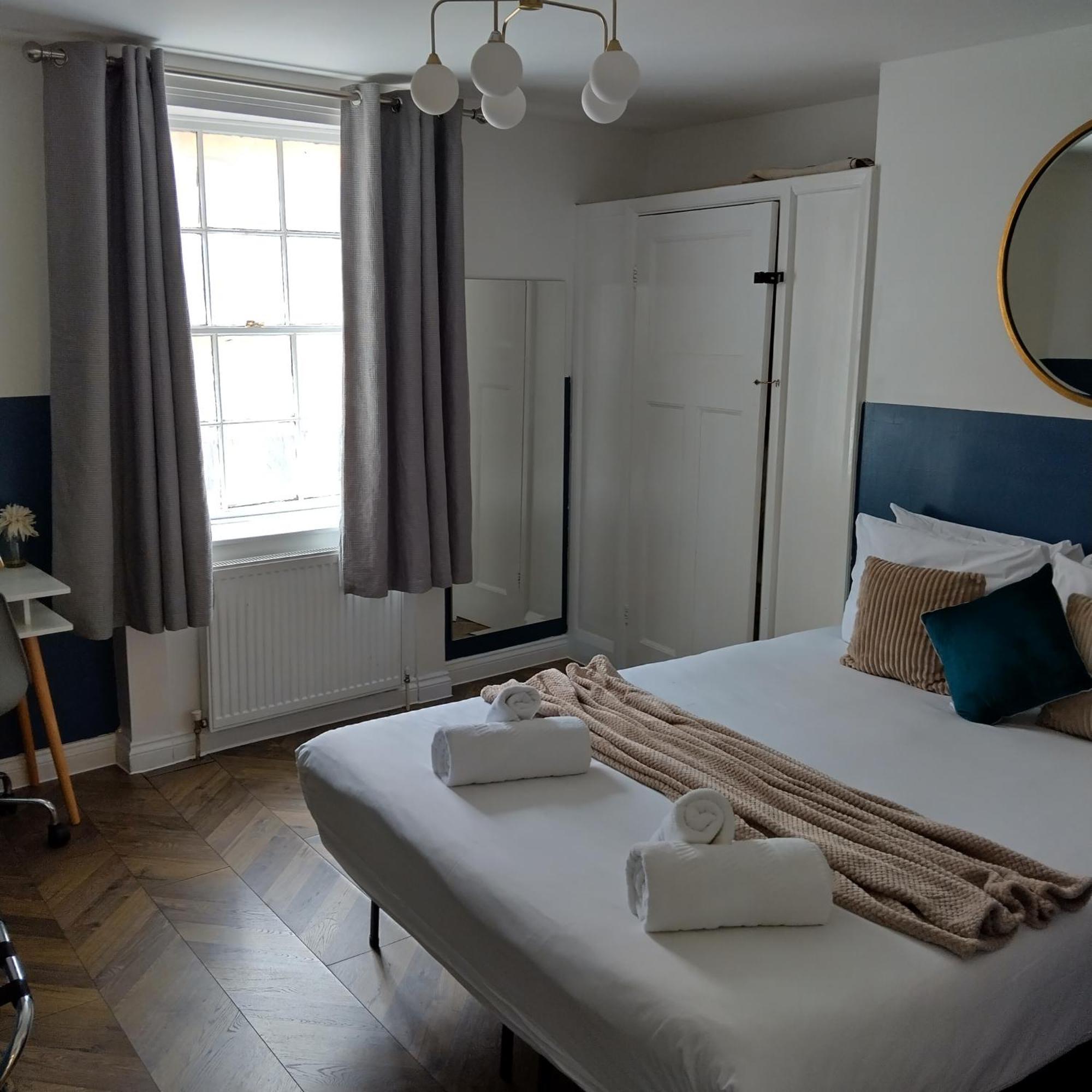Spacious 5-bedroom, 4-bathroom In Central Zone 1 *