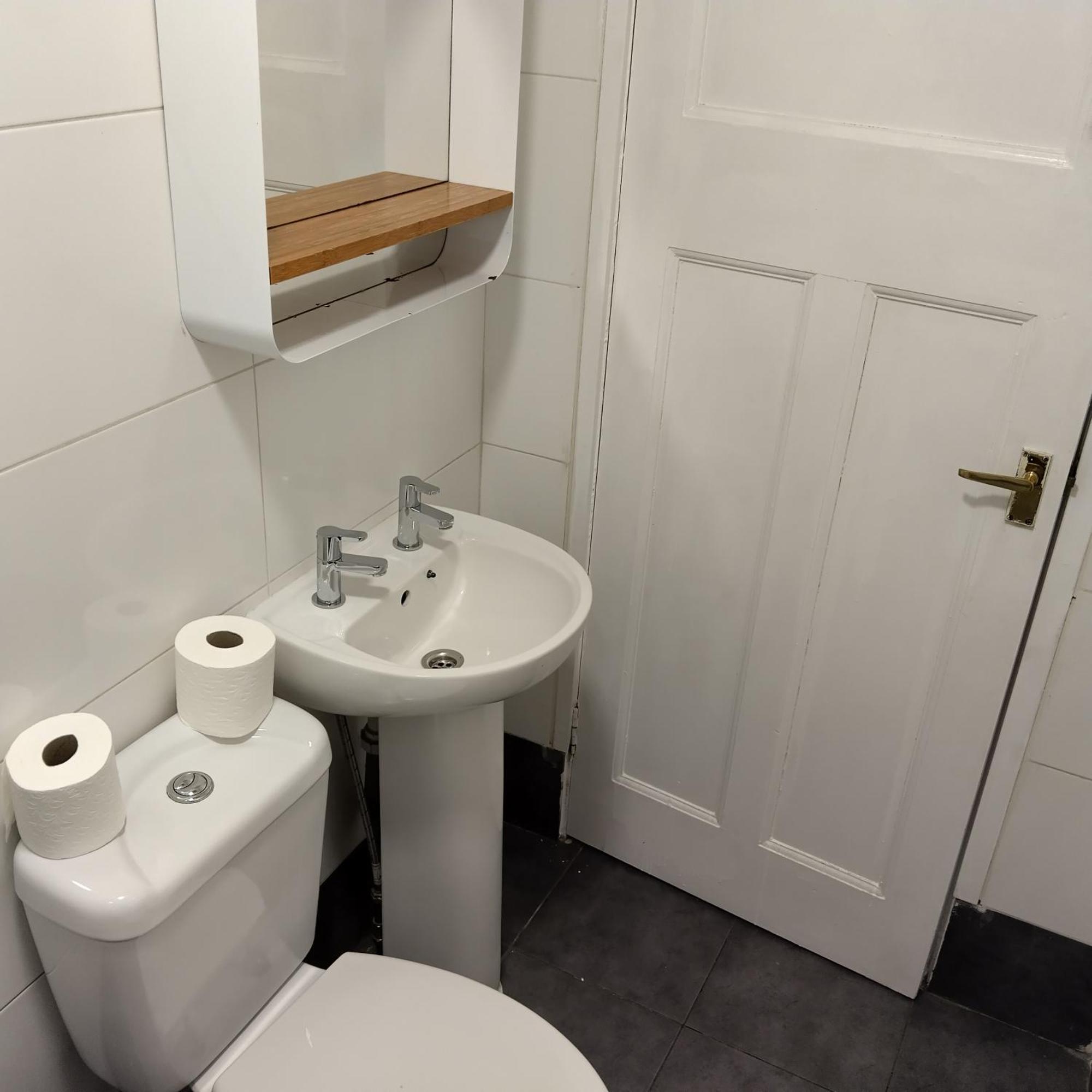 Spacious 5-bedroom, 4-bathroom In Central Zone 1 Leilighet *