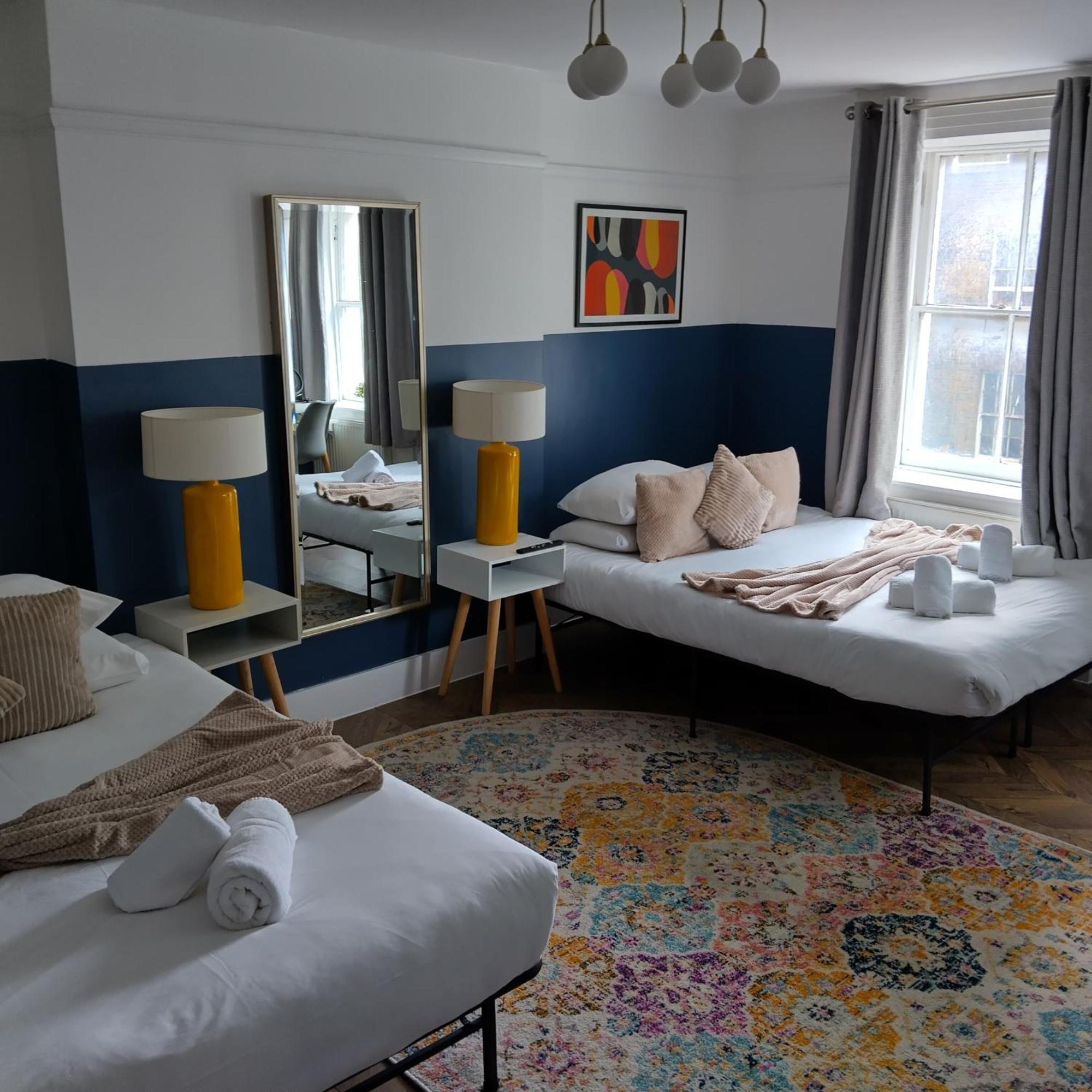 Spacious 5-bedroom, 4-bathroom In Central Zone 1 Leilighet London