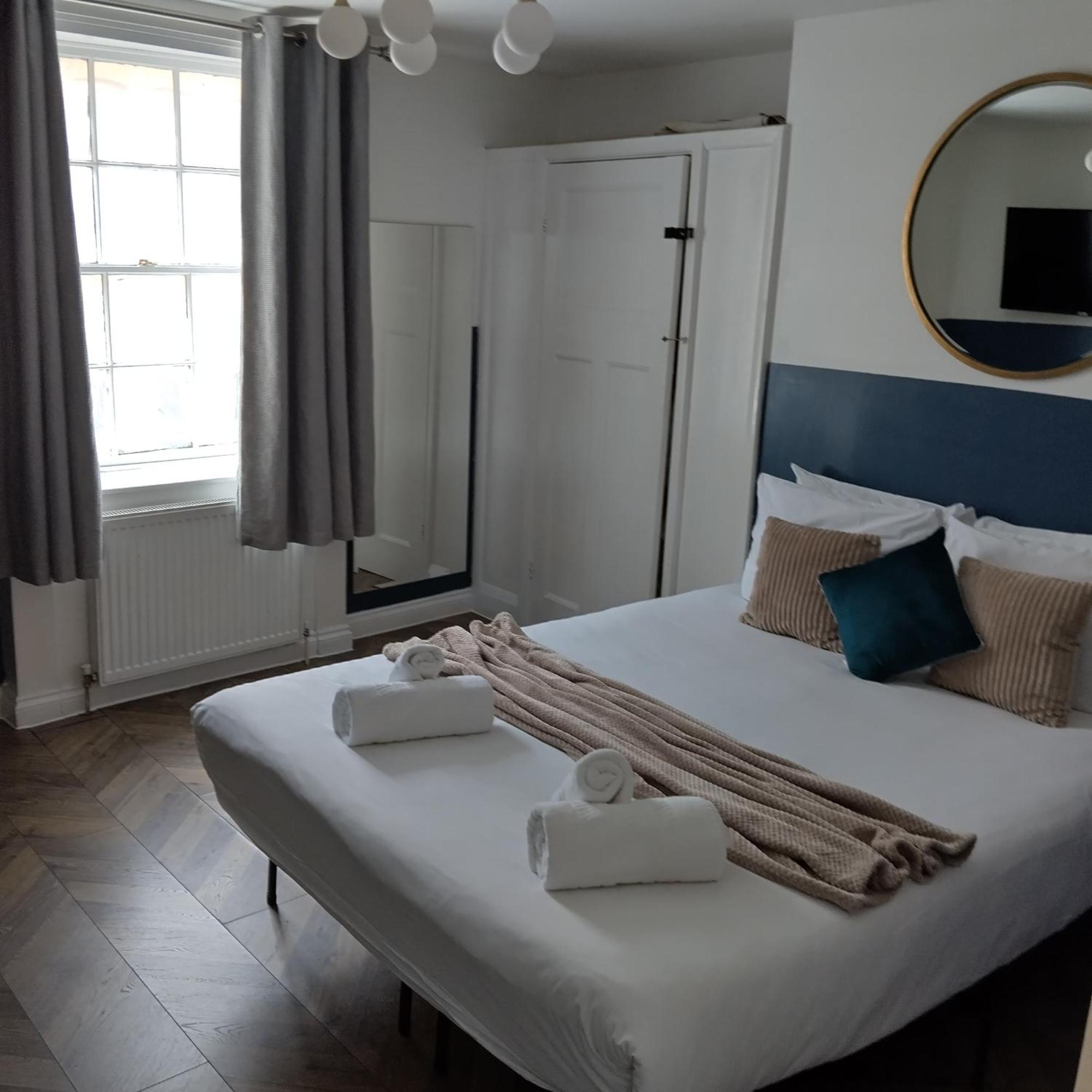 Spacious 5-bedroom, 4-bathroom In Central Zone 1 Leilighet