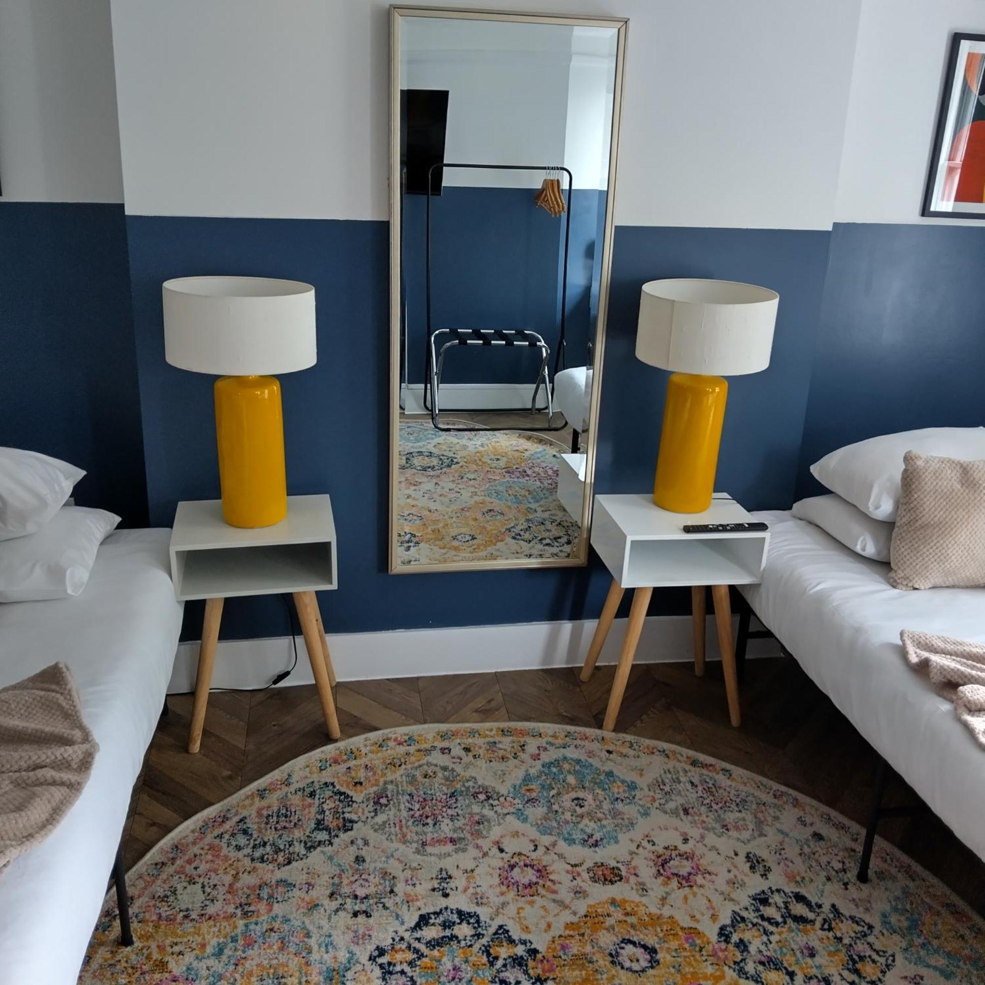 Spacious 5-bedroom, 4-bathroom In Central Zone 1 Leilighet *