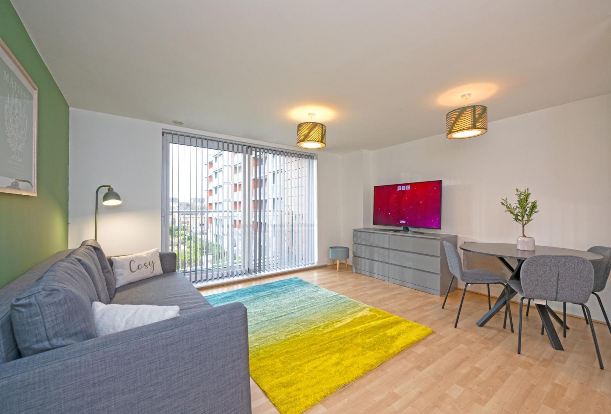 Grand Kew Gardens Apartment *