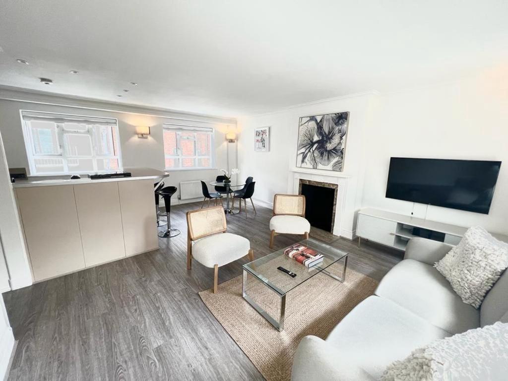 Split Level 2 Bed Apartment- Mayfair Londen