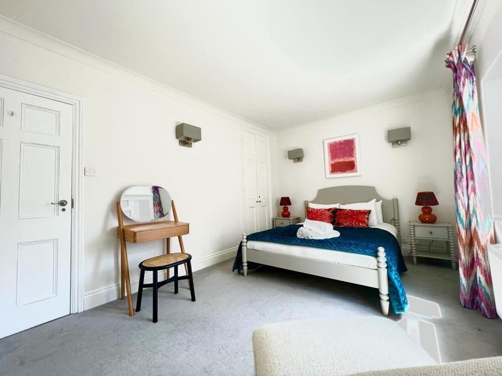 Split Level 2 Bed Apartment- Mayfair Appartement
