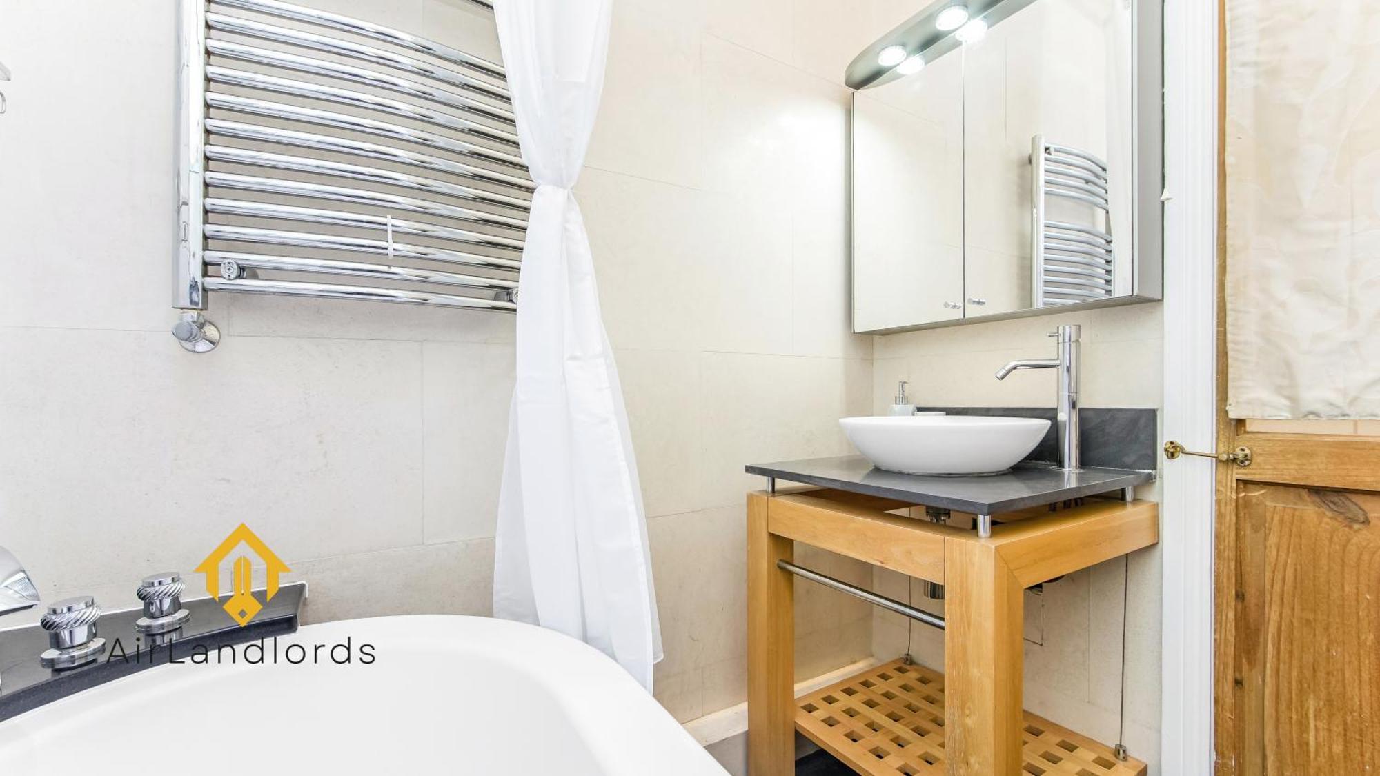 Exclusive 4 Bedroom House In The Heart Of Hackney! Holiday home London