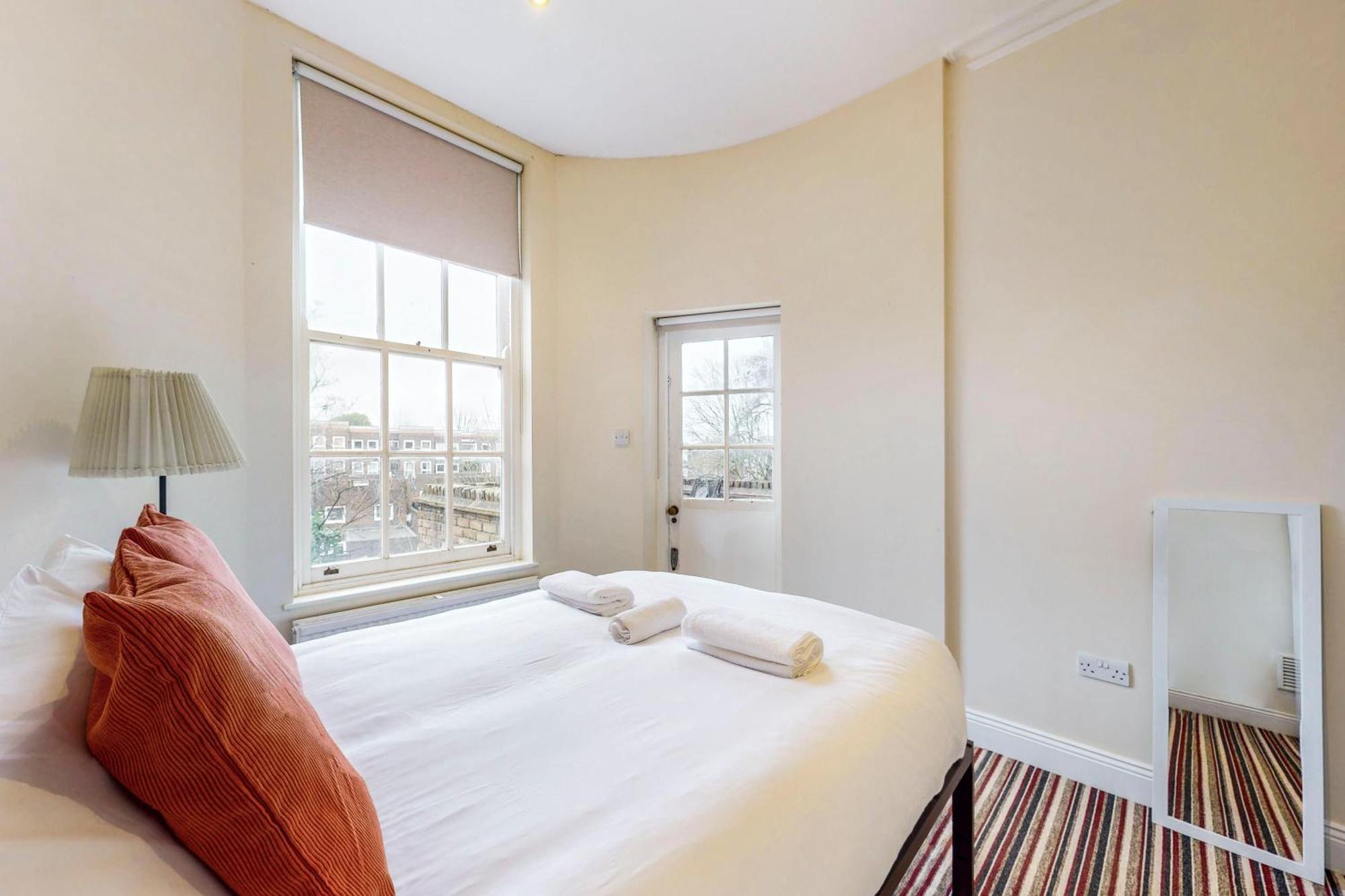 Apartment Charming Victorian 1-bed Flat-3 Mins To Bus Stop