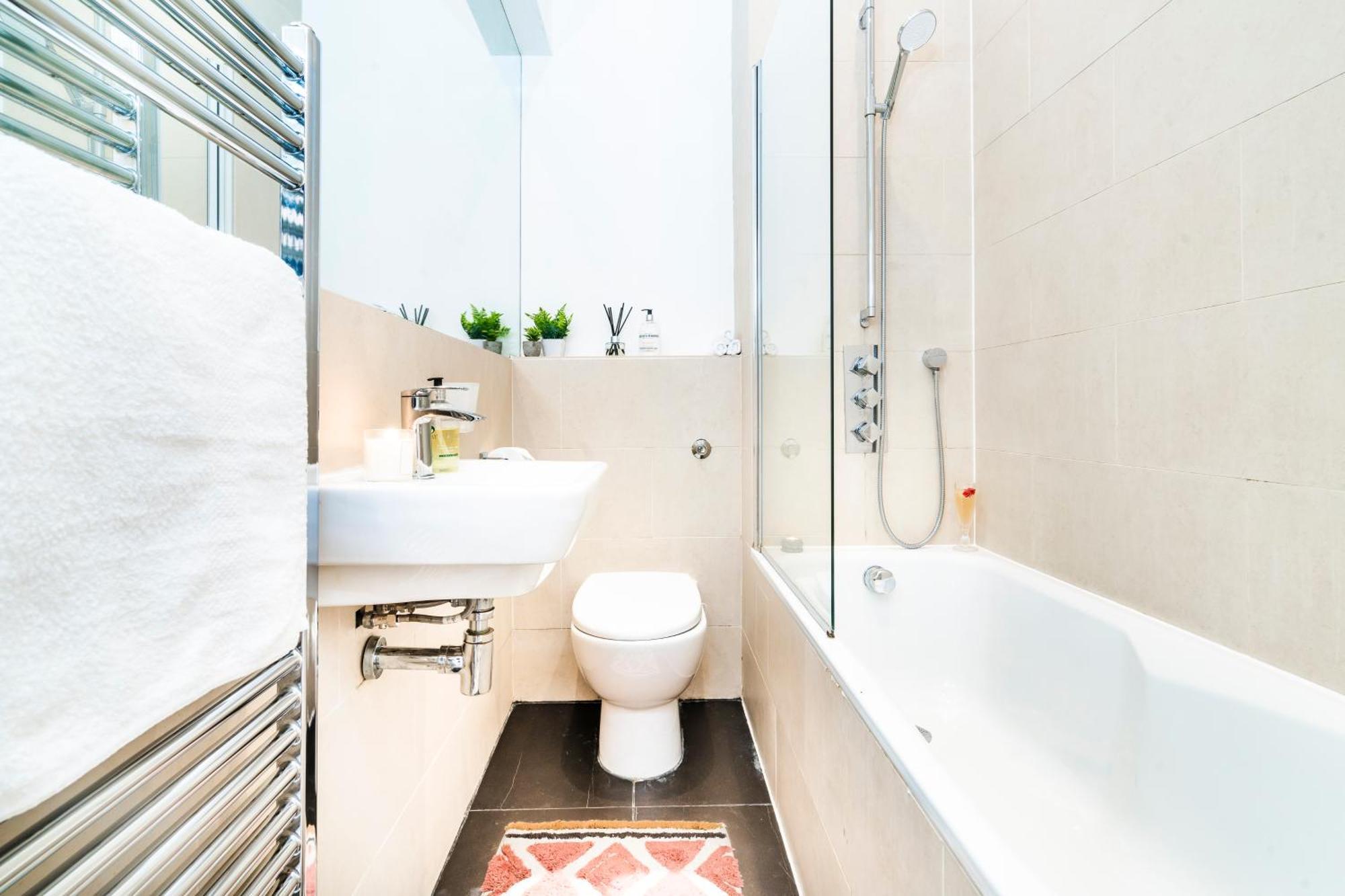 Charming Tooting Hideaway Garden, Resident Parking, Near Tooting Hospital Apartment *