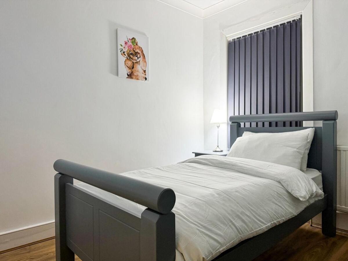 North Spacious 7- Bedroom House Apartamento Londres
