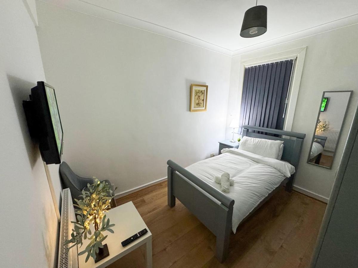 North Spacious 7- Bedroom House Apartamento Londres