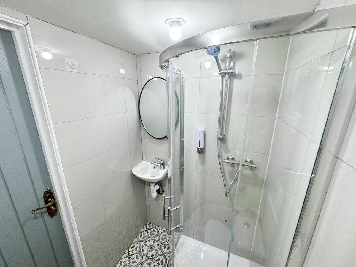 North Spacious 7- Bedroom House Apartamento