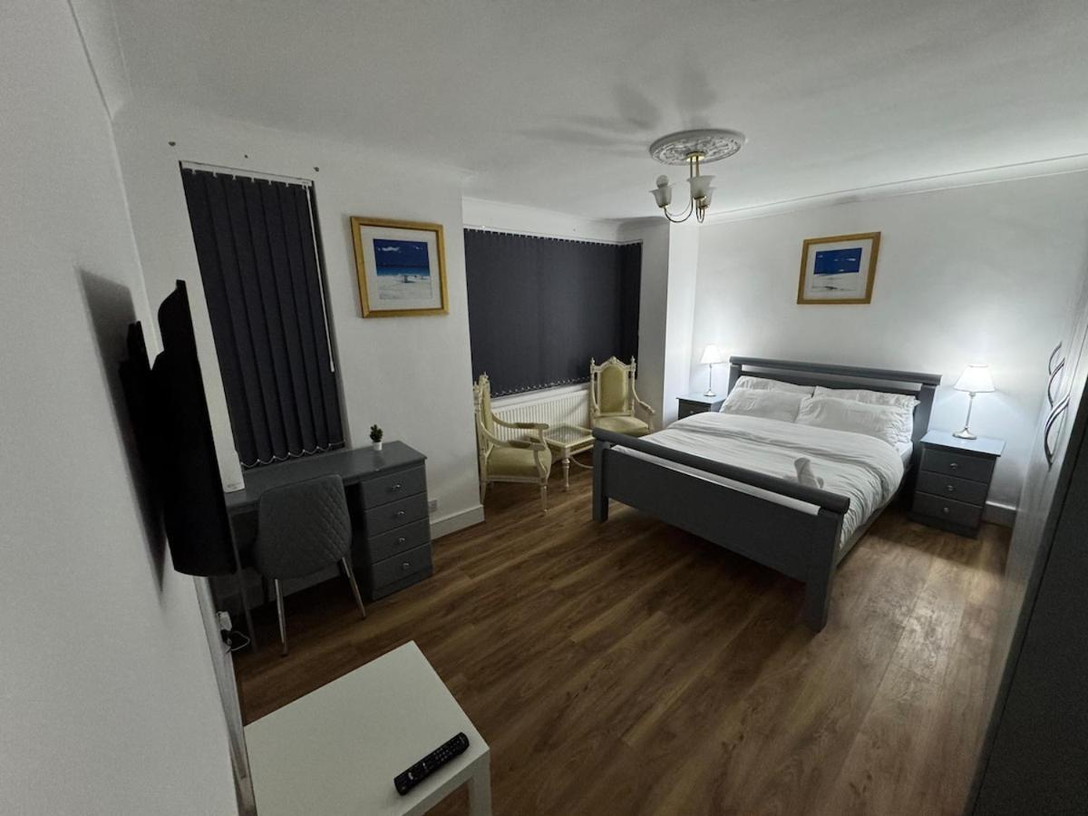 North Spacious 7- Bedroom House * Londres