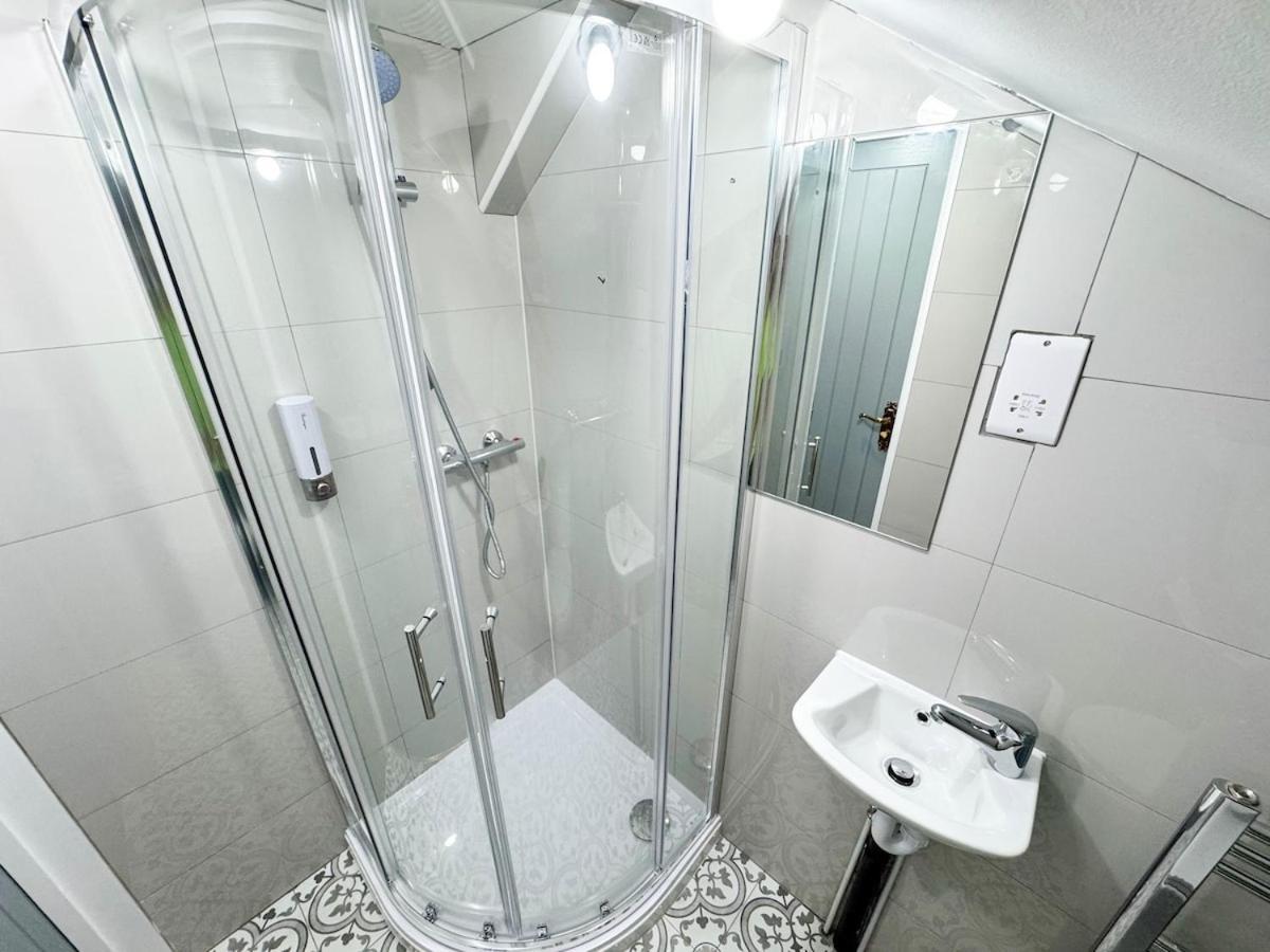North Spacious 7- Bedroom House Apartamento Londres
