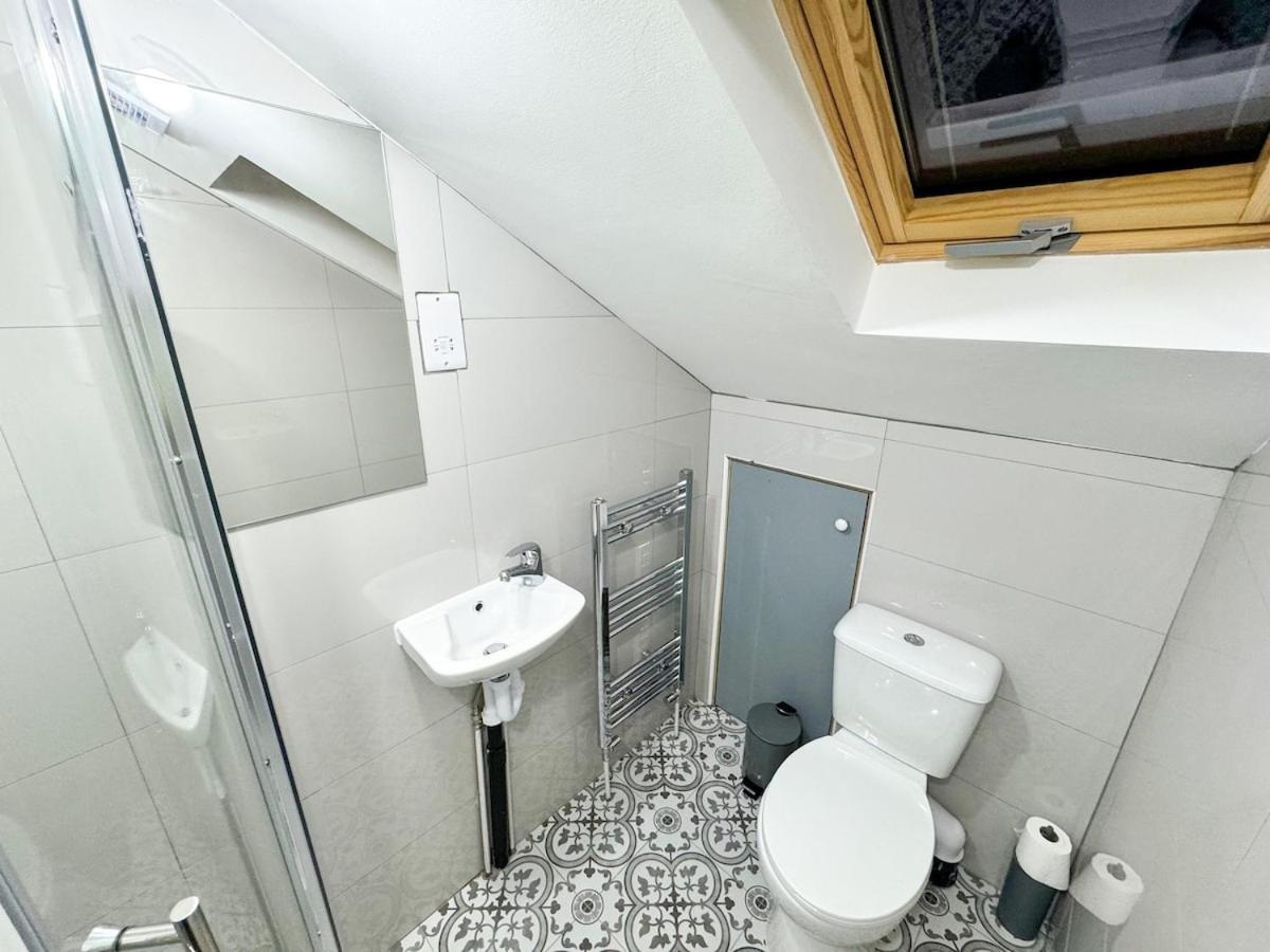 North Spacious 7- Bedroom House Apartamento Londres