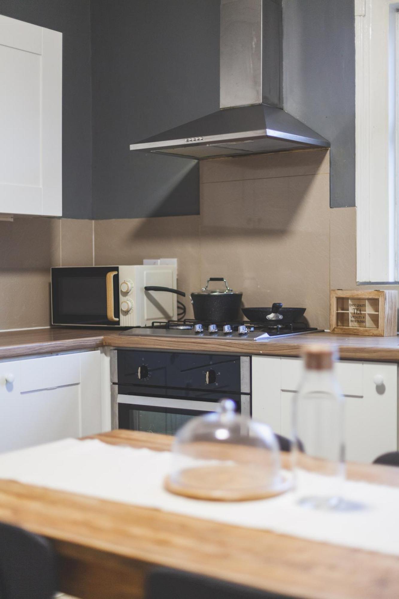 Apartment 4 Bdr - 4 Mins Walk To Station, Private Garden Explore Christmas London