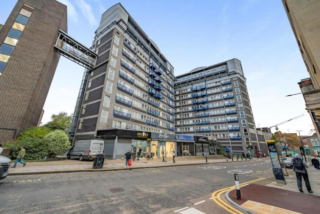 Modern 2 Bedroom 2 Bathroom Flat, Free Parking Apartment *