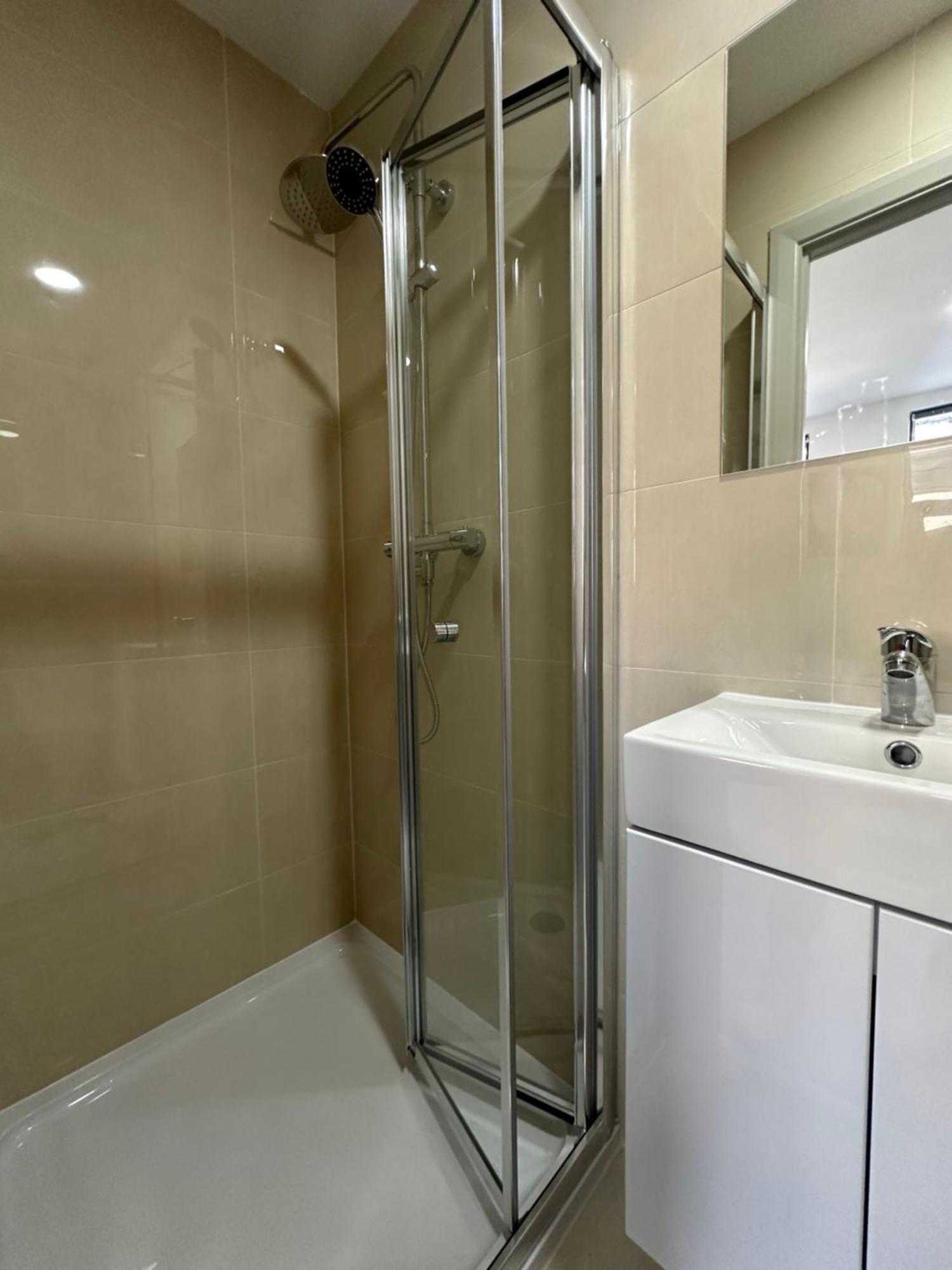 Appartement Luxury 1 Bedroom With Open Plan Kitchen For 6 Person In London! E1 Londen