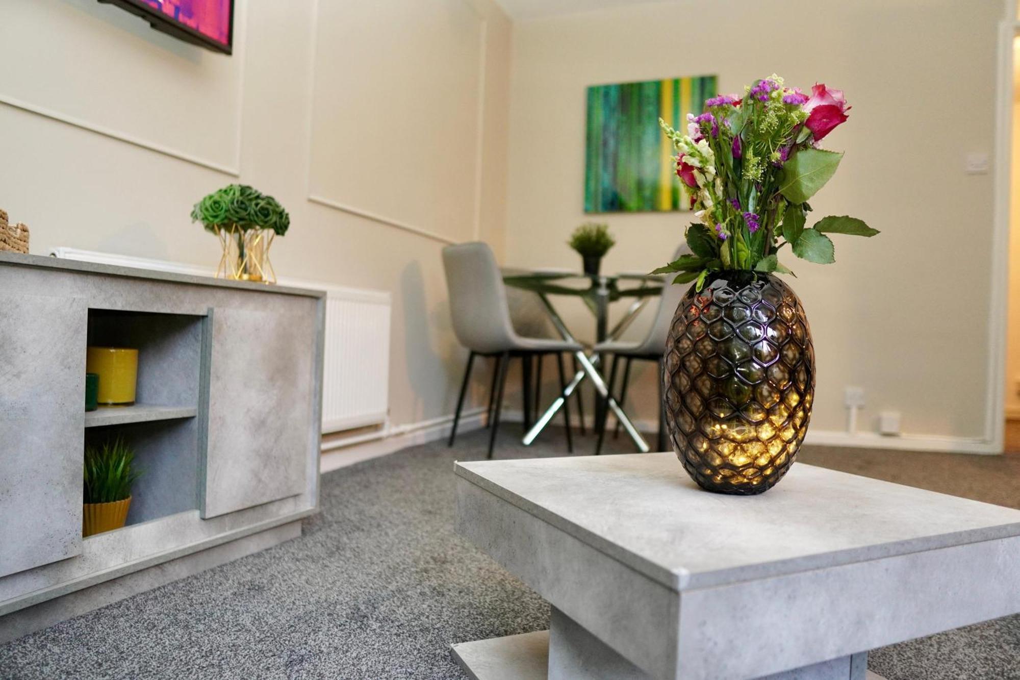 Spacious 1bd Flat Near London, Office, Smart Tv