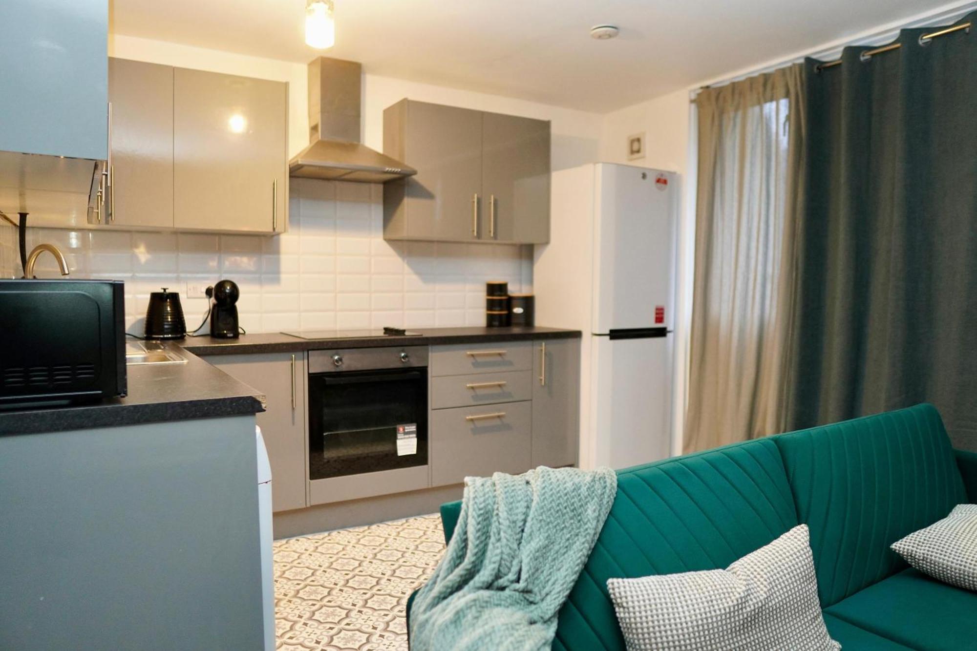 Spacious 1bd Flat Near London, Office, Smart Tv * London