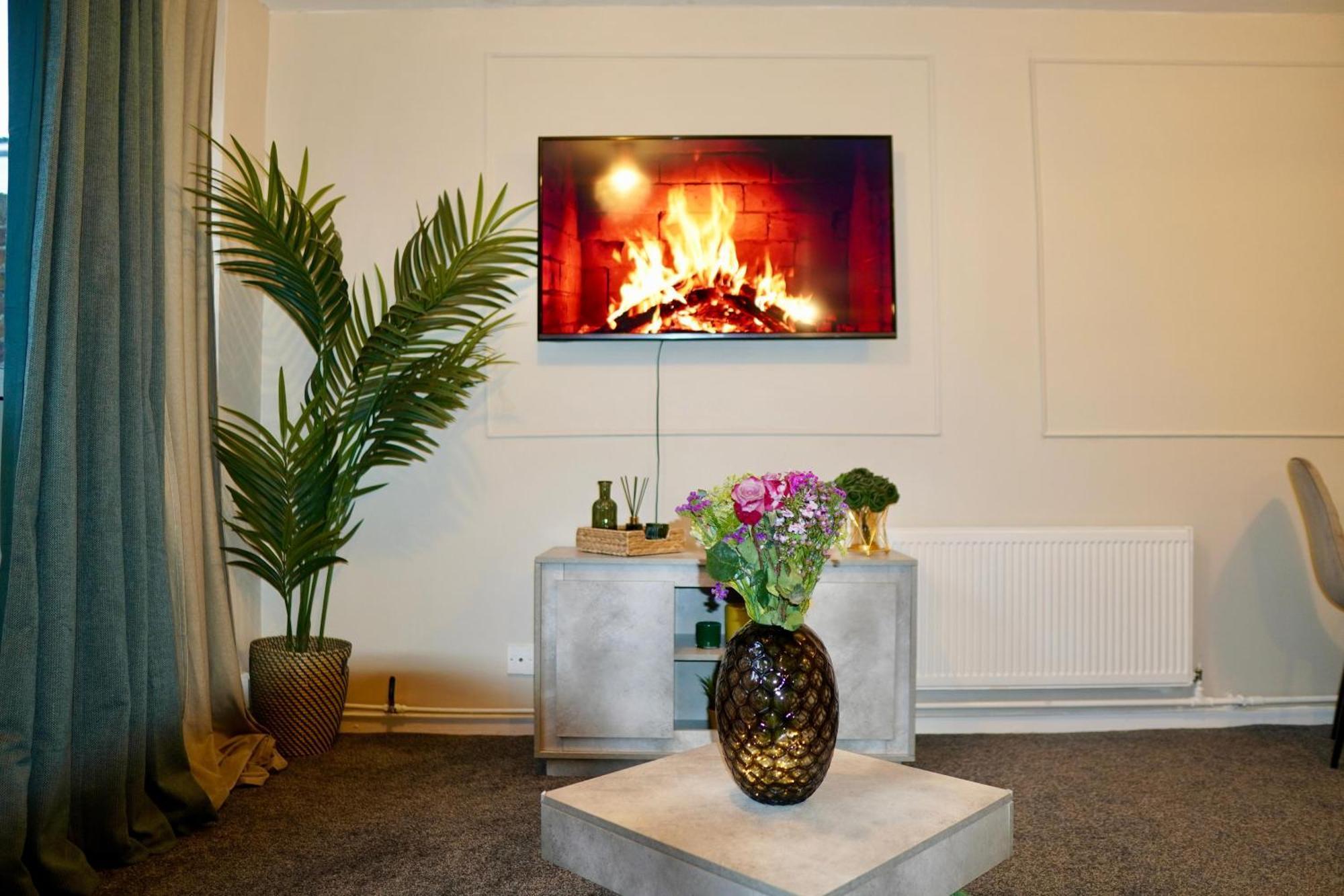 Spacious 1bd Flat Near London, Office, Smart Tv *