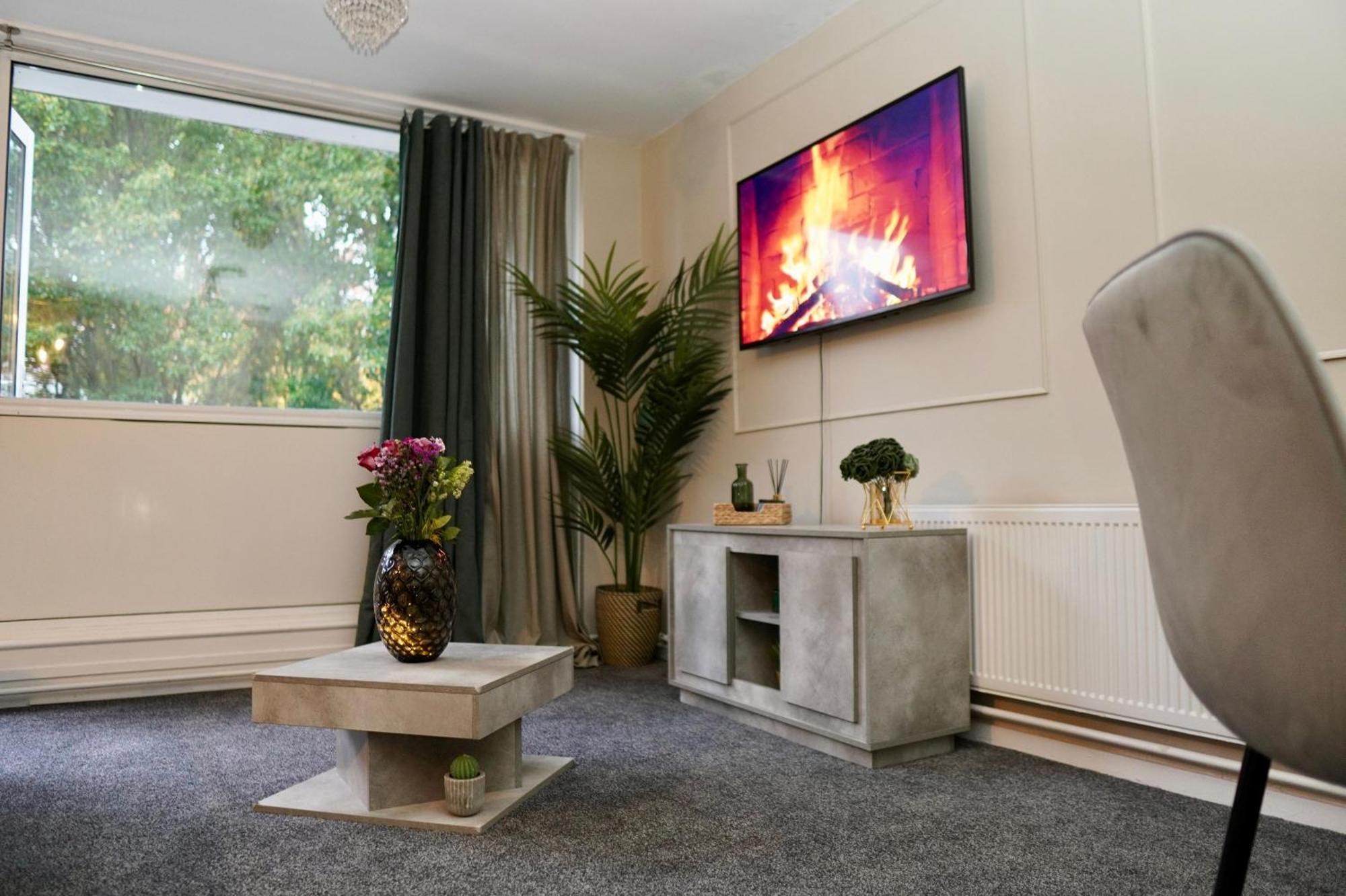 Spacious 1bd Flat Near London, Office, Smart Tv * London