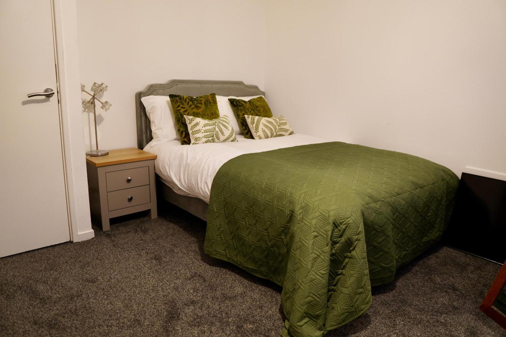 Spacious 1bd Flat Near London, Office, Smart Tv