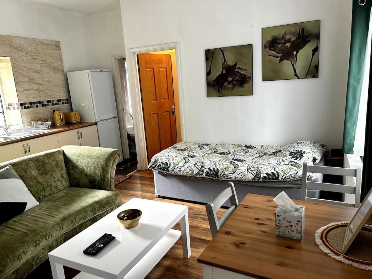 Bright 1 Bedroom In Apartment *