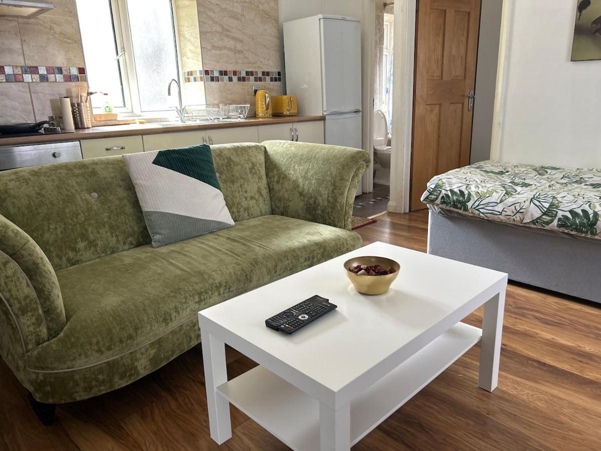 Bright 1 Bedroom In Apartment