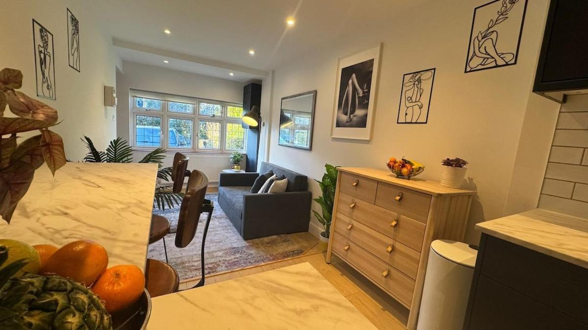 Elegant Retreat In Hampstead - Access *