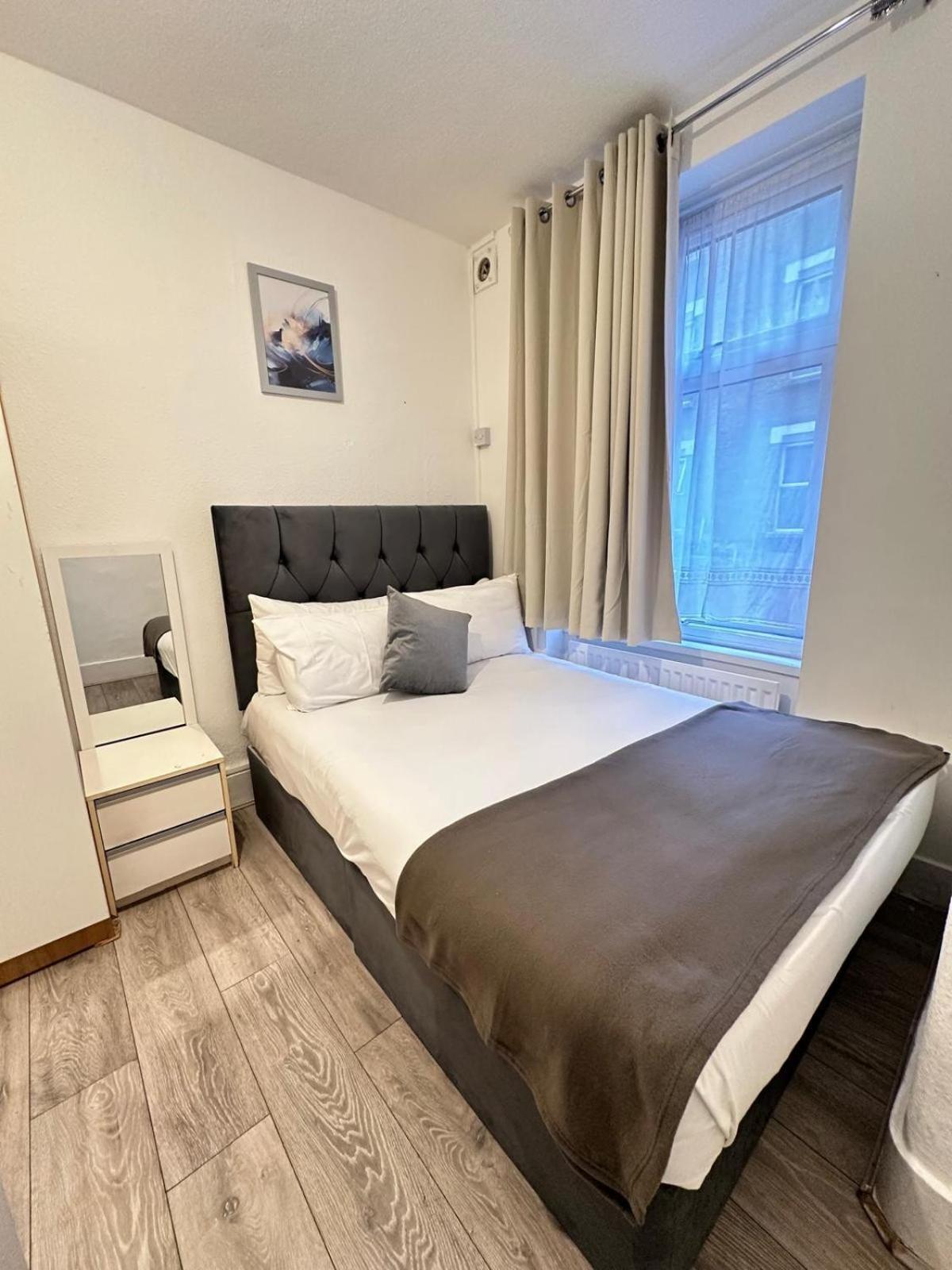 2 Bedroom Flat Ground Floor London