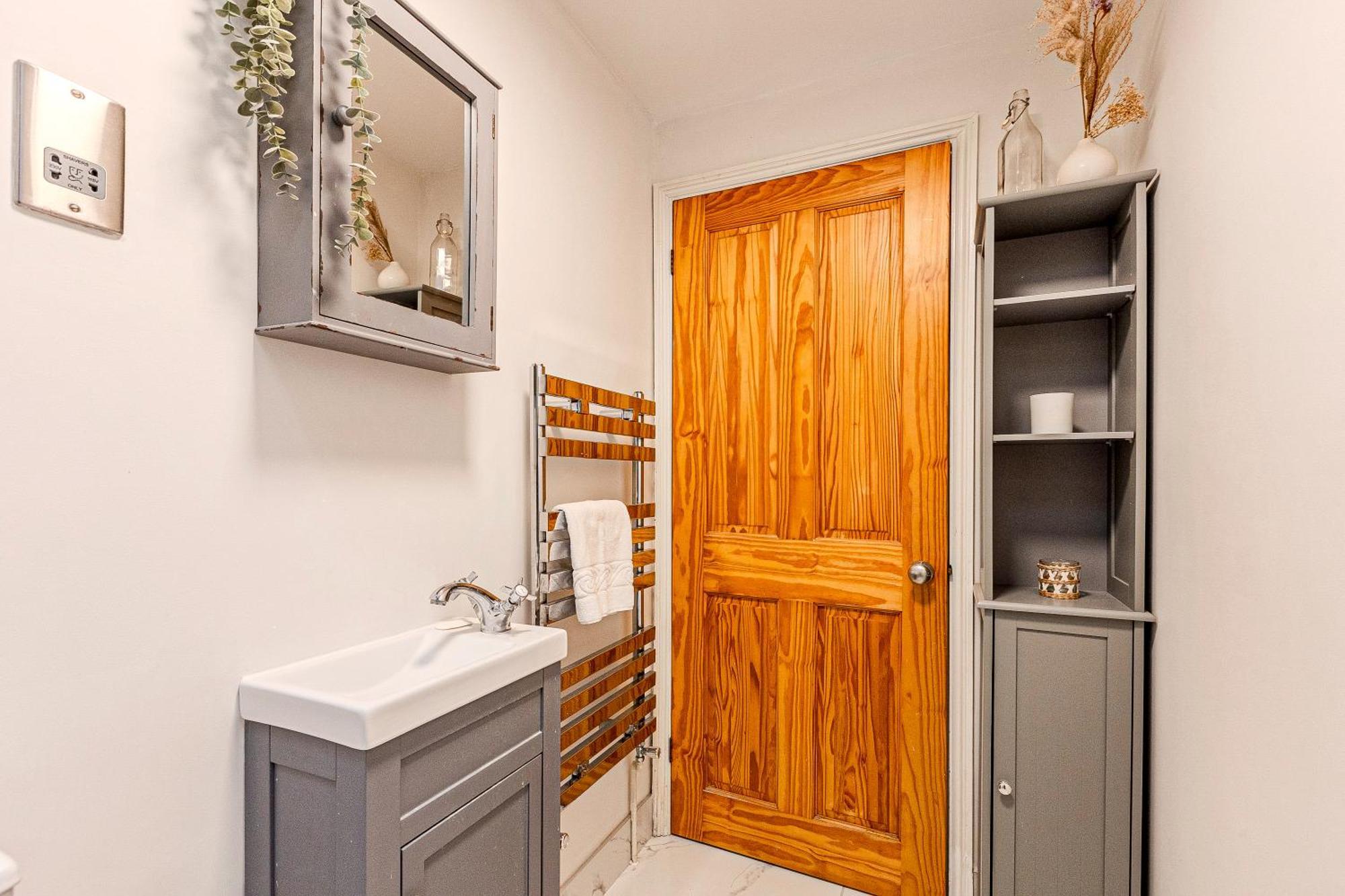 Сasa de vacaciones 3br Flat W Garden In West Kensington, 4min Tube Station