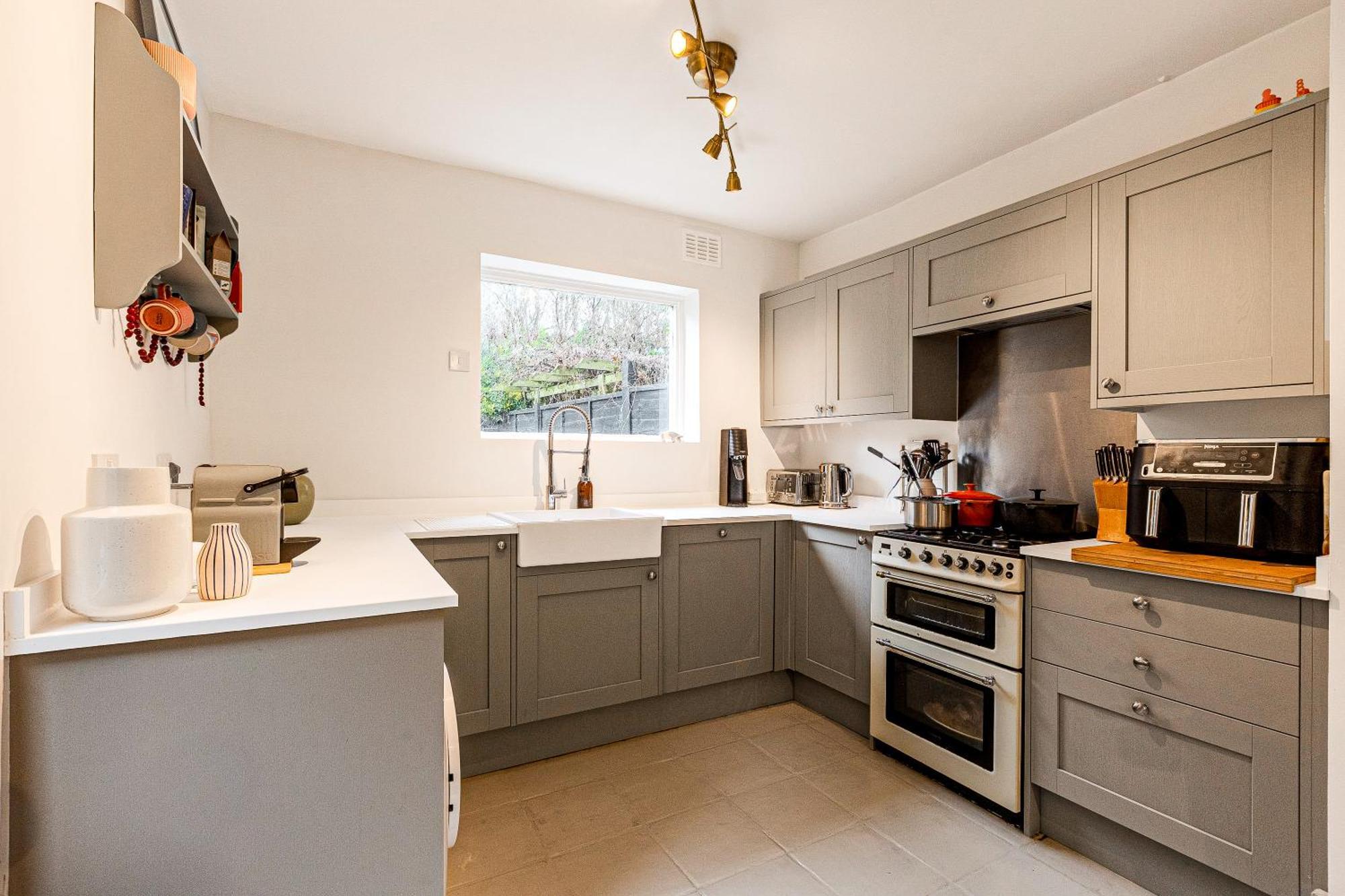 Сasa de vacaciones 3br Flat W Garden In West Kensington, 4min Tube Station Londres