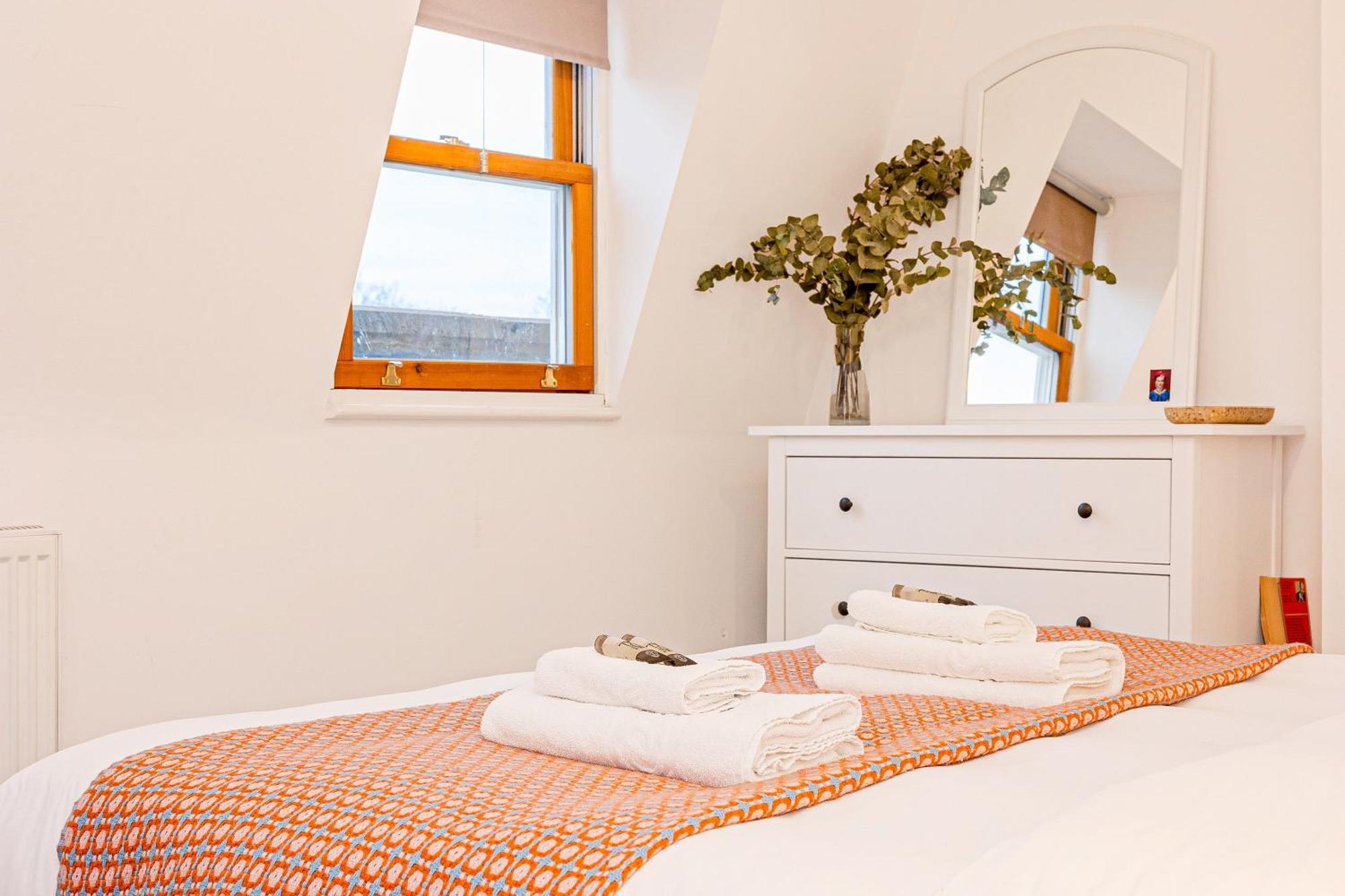 Сasa de vacaciones 3br Flat W Garden In West Kensington, 4min Tube Station Londres