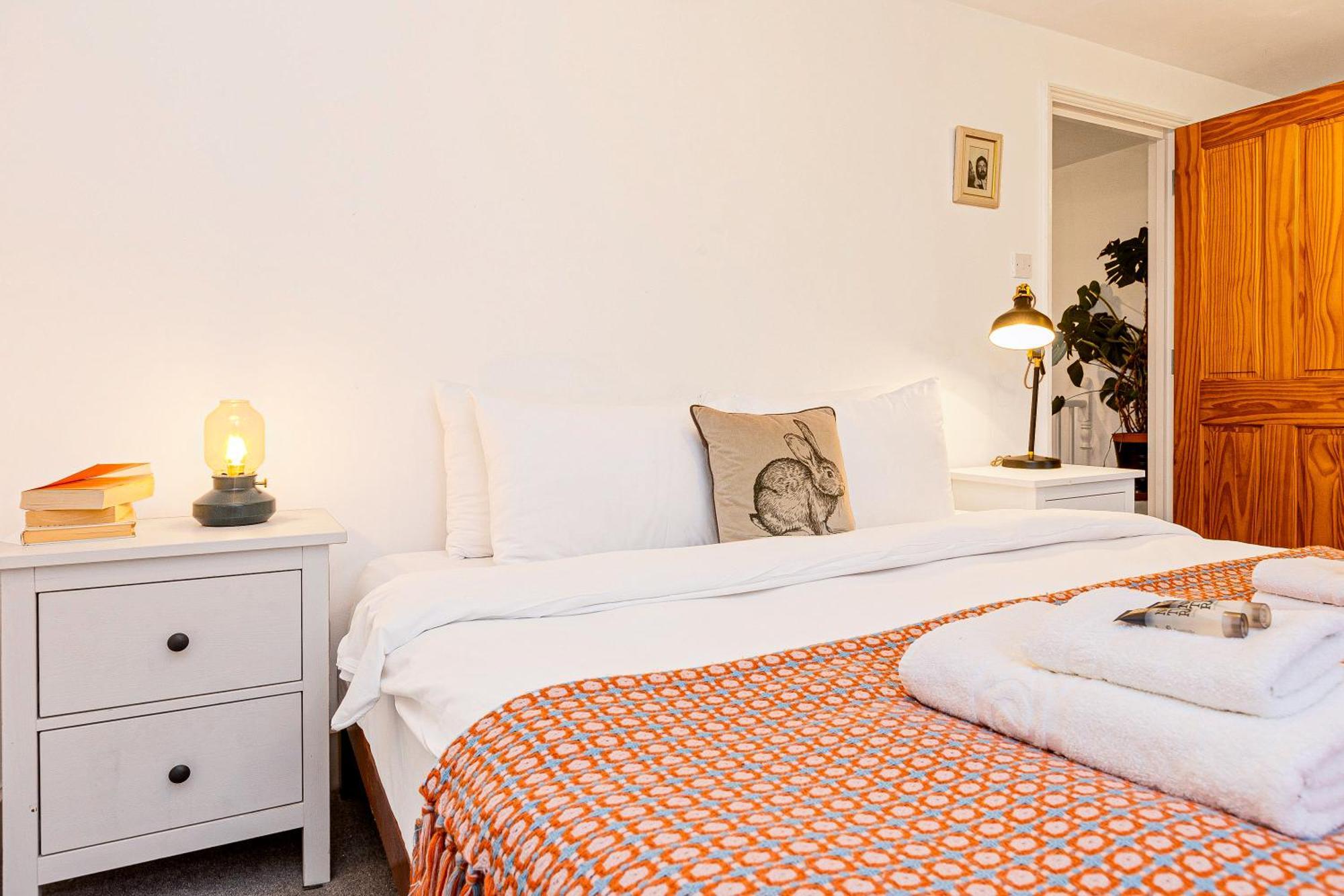 Сasa de vacaciones 3br Flat W Garden In West Kensington, 4min Tube Station