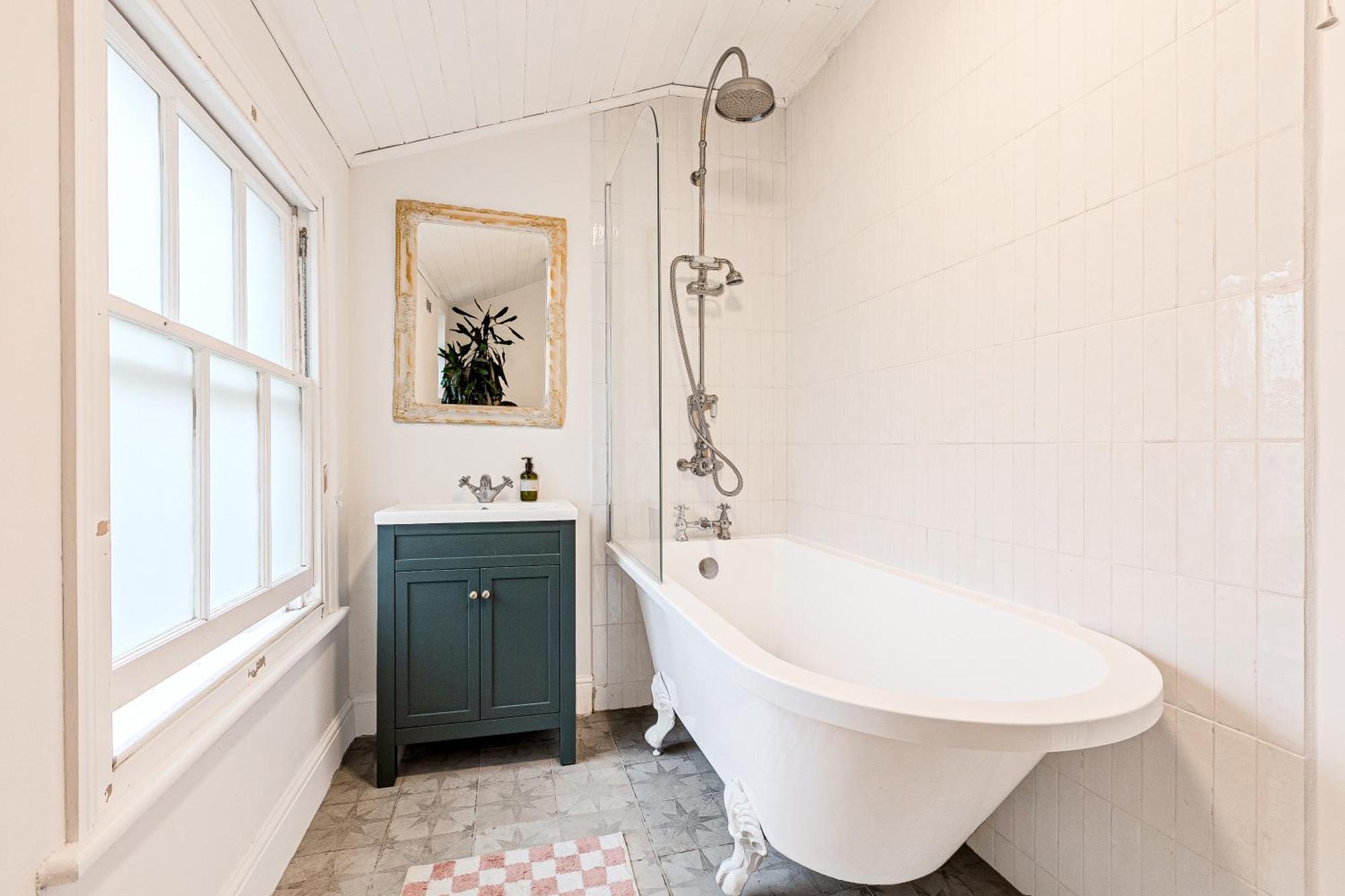 Сasa de vacaciones 3br Flat W Garden In West Kensington, 4min Tube Station Londres