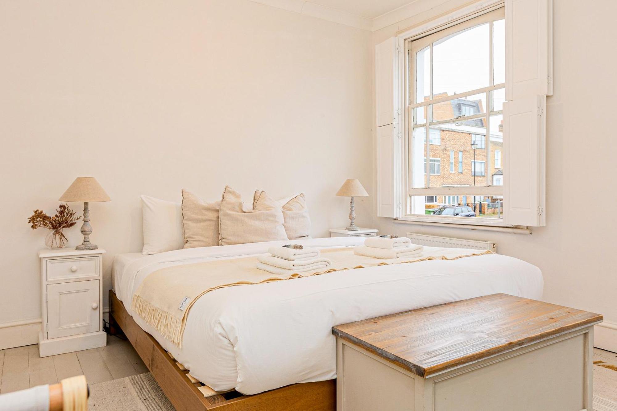 Сasa de vacaciones 3br Flat W Garden In West Kensington, 4min Tube Station