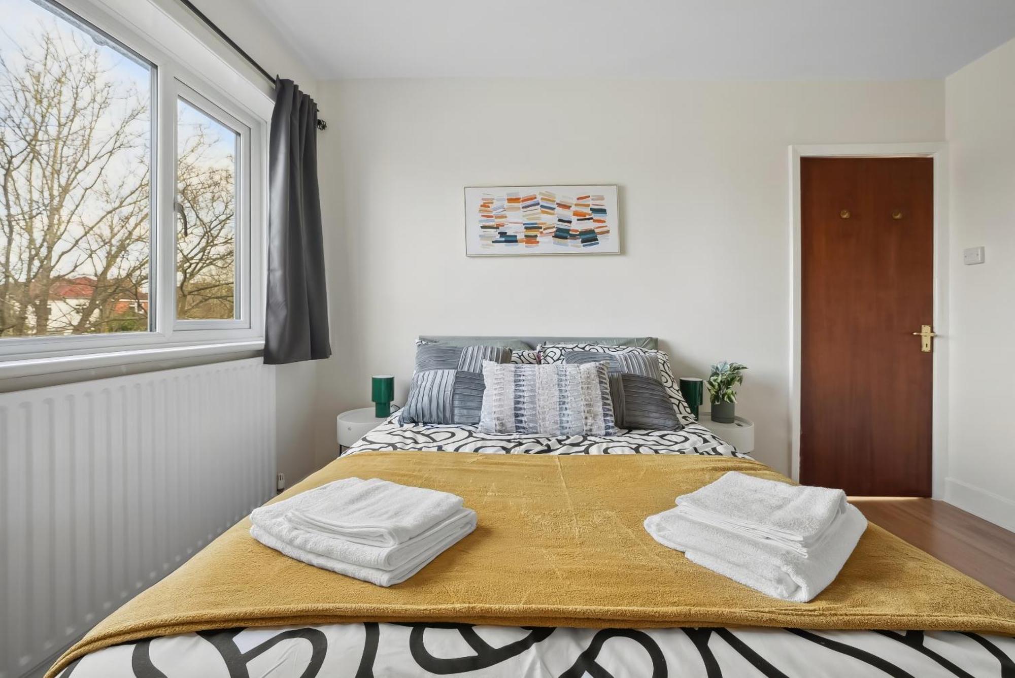 Vichy - Edgware Way 2 Bed Modern London