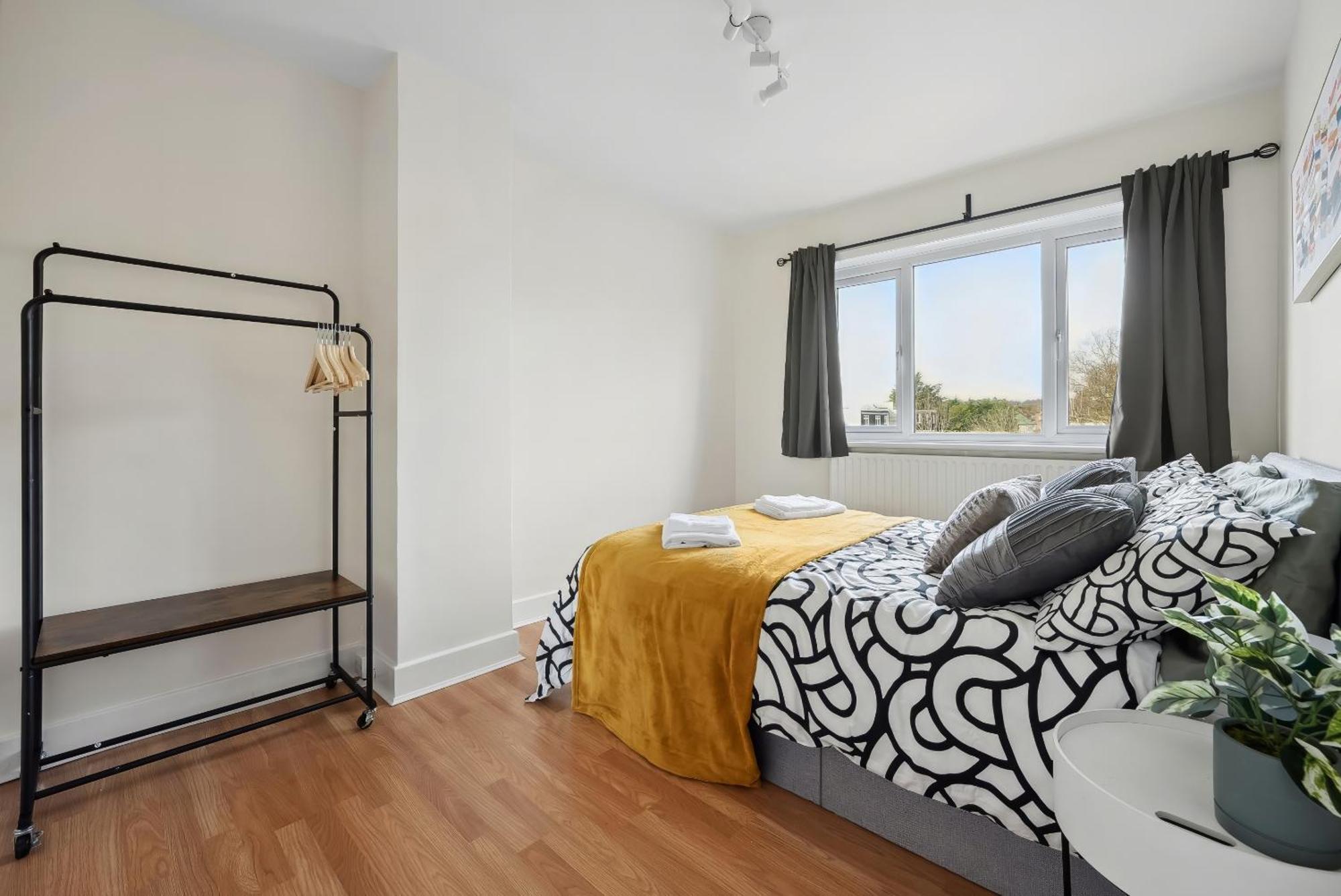 Vichy - Edgware Way 2 Bed Modern Apartment