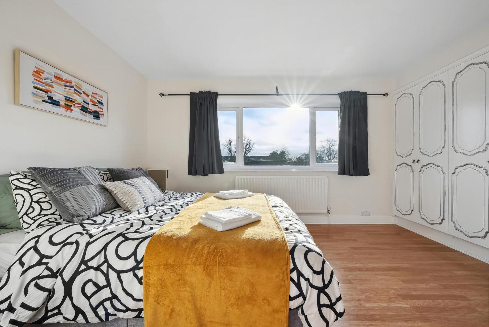 Vichy - Edgware Way 2 Bed Modern Apartment London