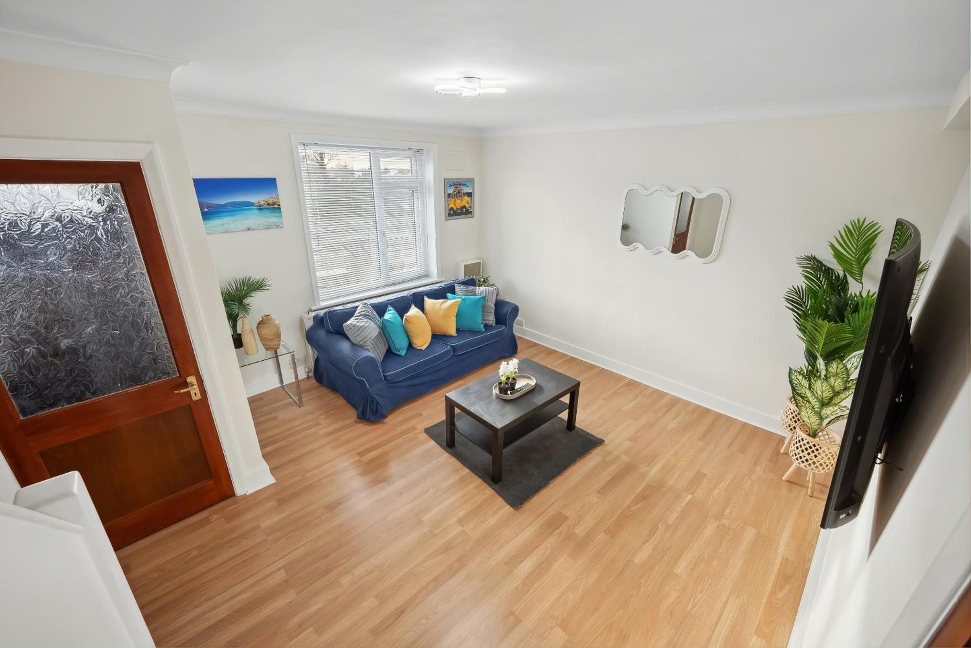 Vichy - Edgware Way 2 Bed Modern Apartment *