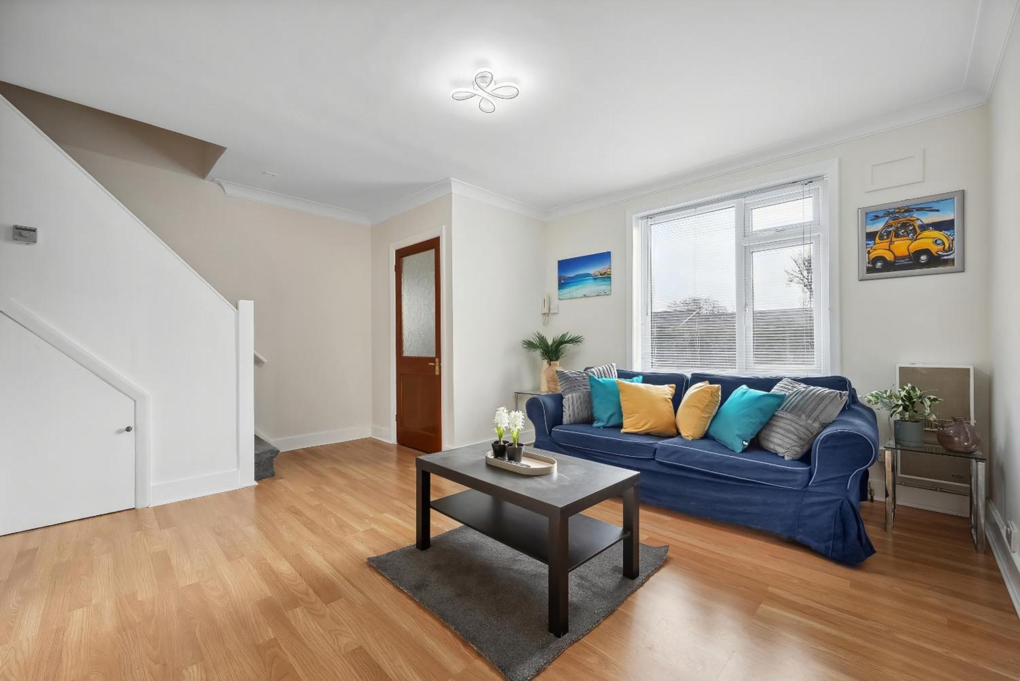 Vichy - Edgware Way 2 Bed Modern London