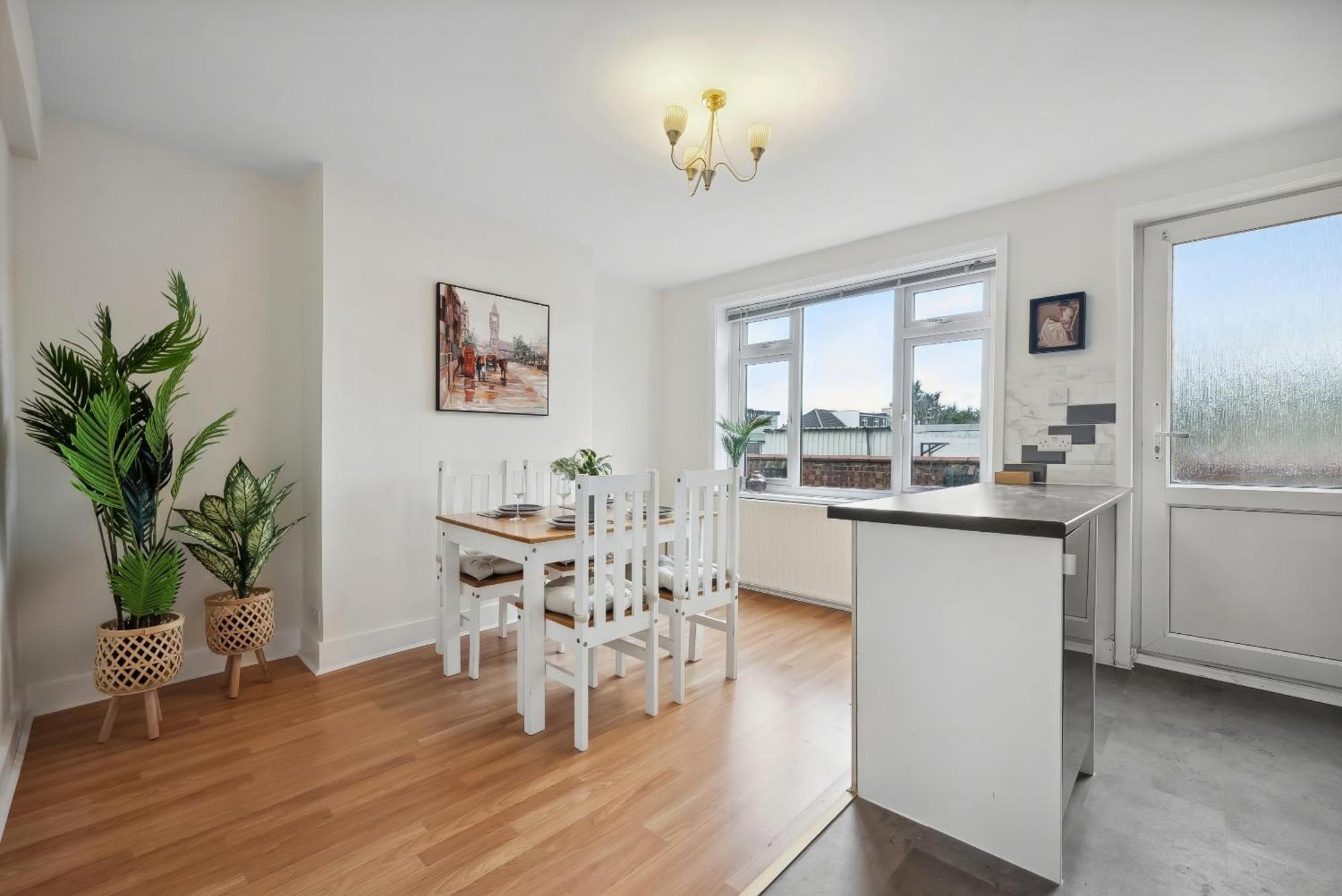 Vichy - Edgware Way 2 Bed Modern Apartment London