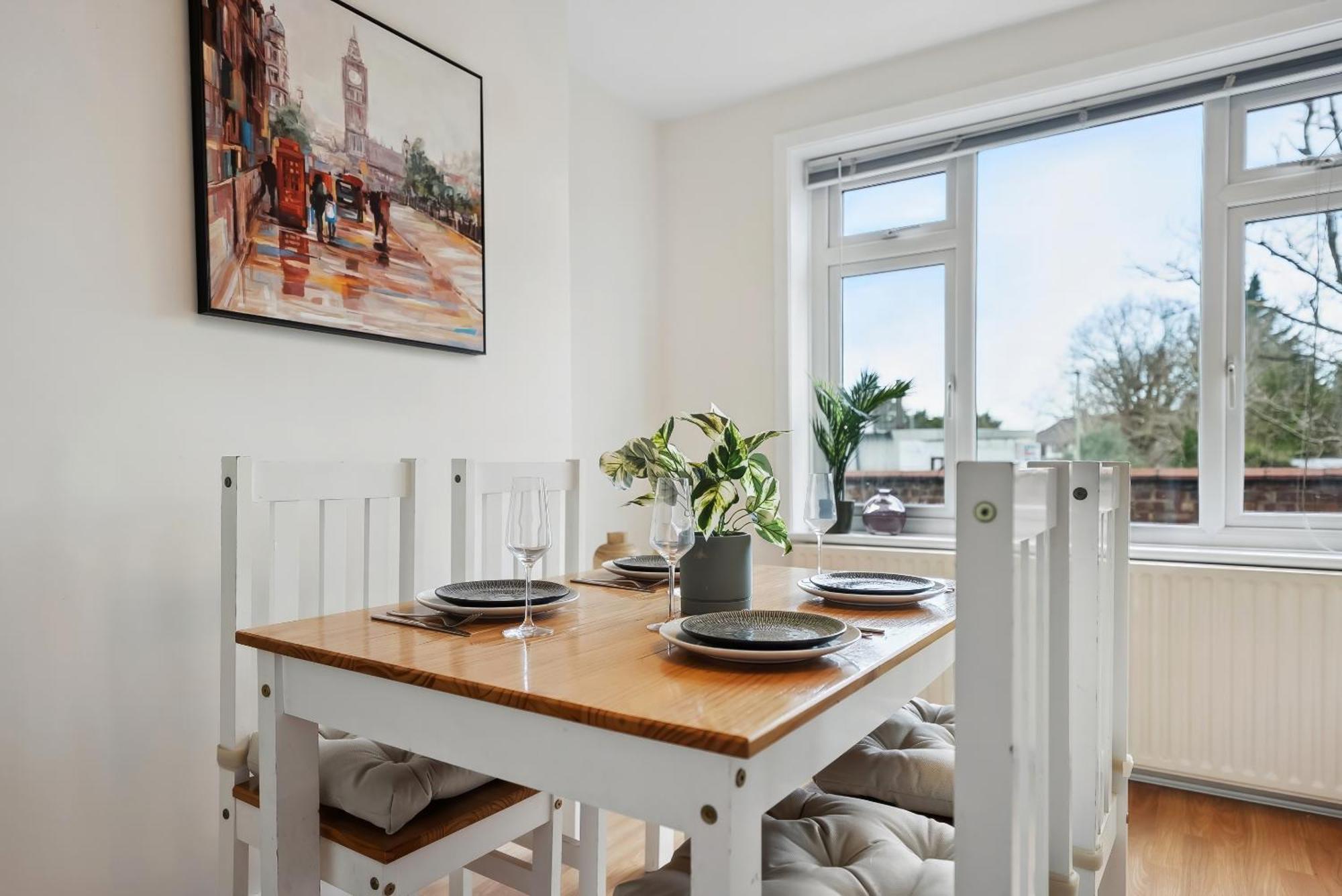 Vichy - Edgware Way 2 Bed Modern Apartment *
